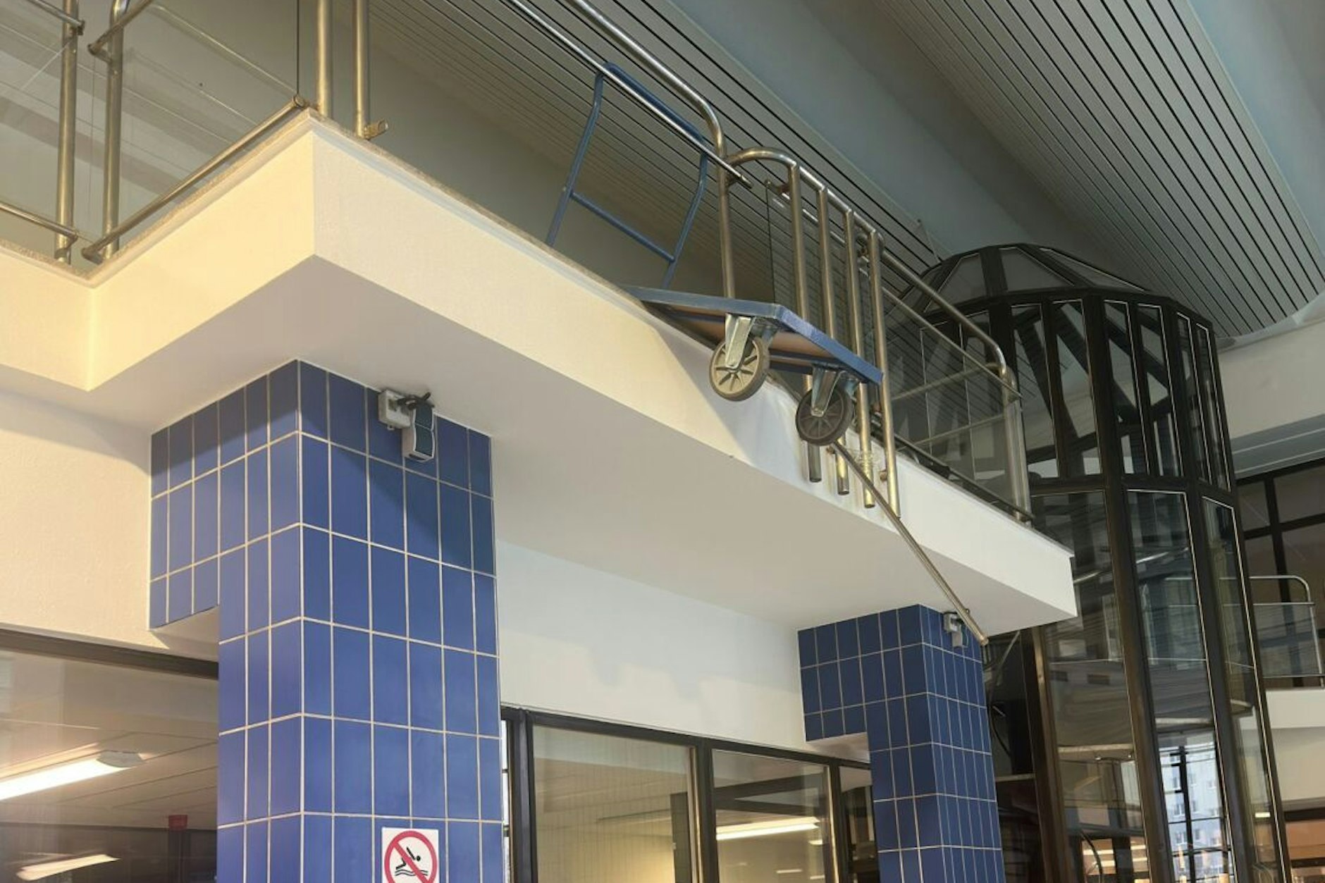 Der 31-Jährige zerstörte mit einem Rollwagen eine Glasabsperrung des Schwimmbads.