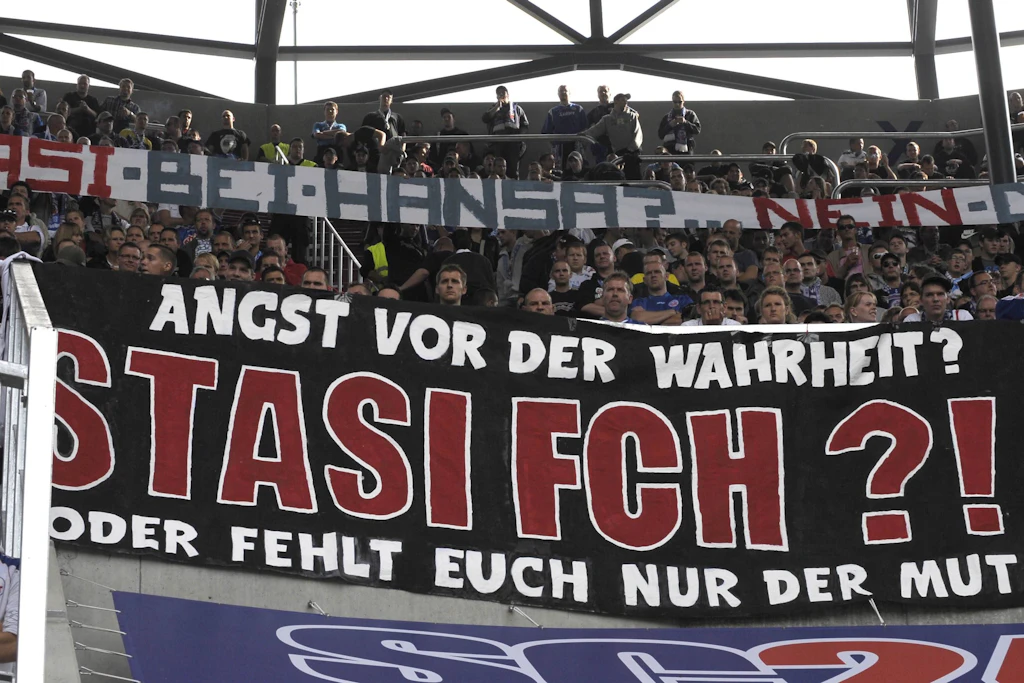 Anhänger von Hansa Rostock im Jahr 2009 mit einem Transparent gegen die Stasi-Vergangenheit: Die Fans stemmten sich auch nach der Wende gegen die Stasi.