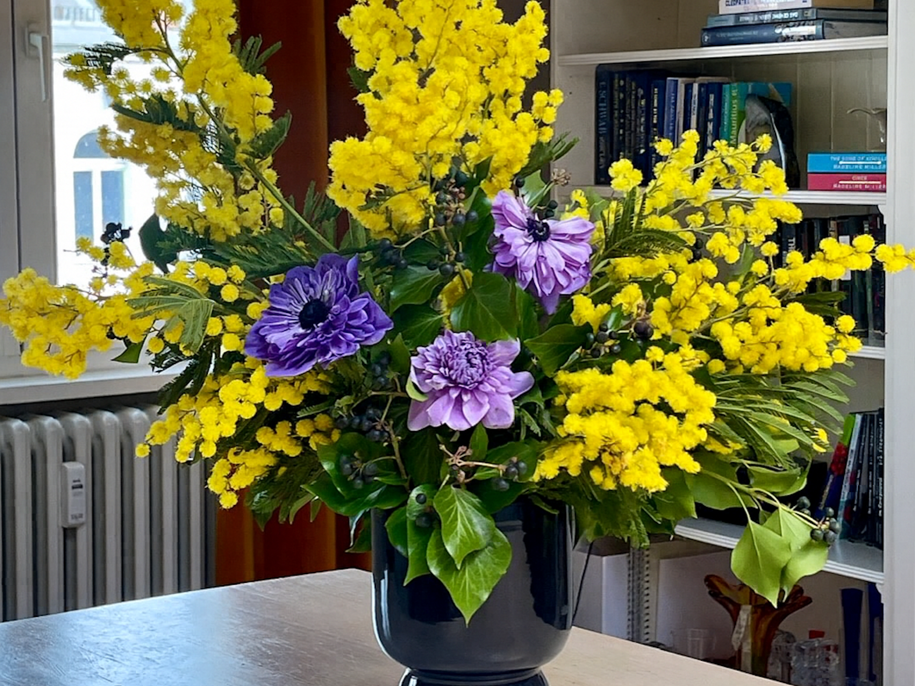 Ein Strauß aus Mimose und Anemone. Beide Blumen haben zurzeit Saison.