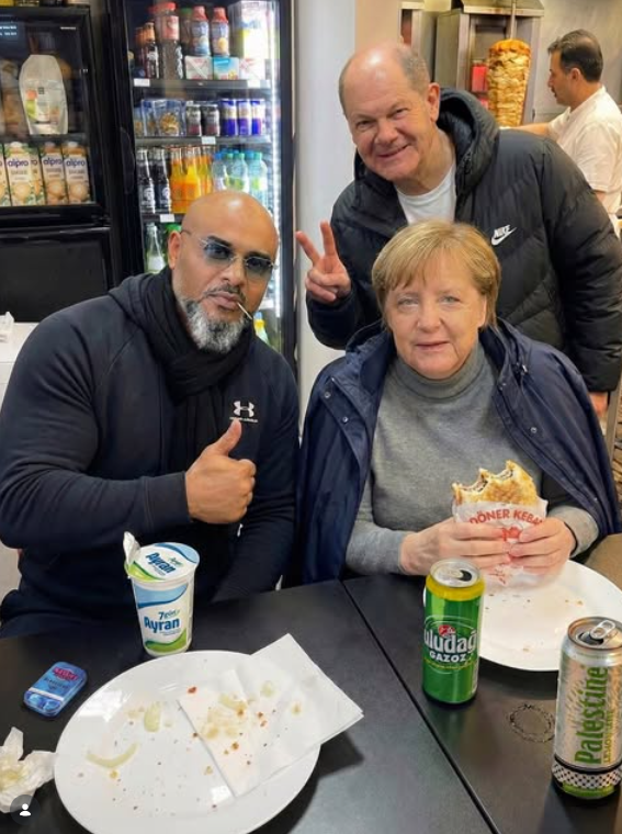 Angel Merkel und Olaf Scholz im Dönerladen mit Rapper Massiv