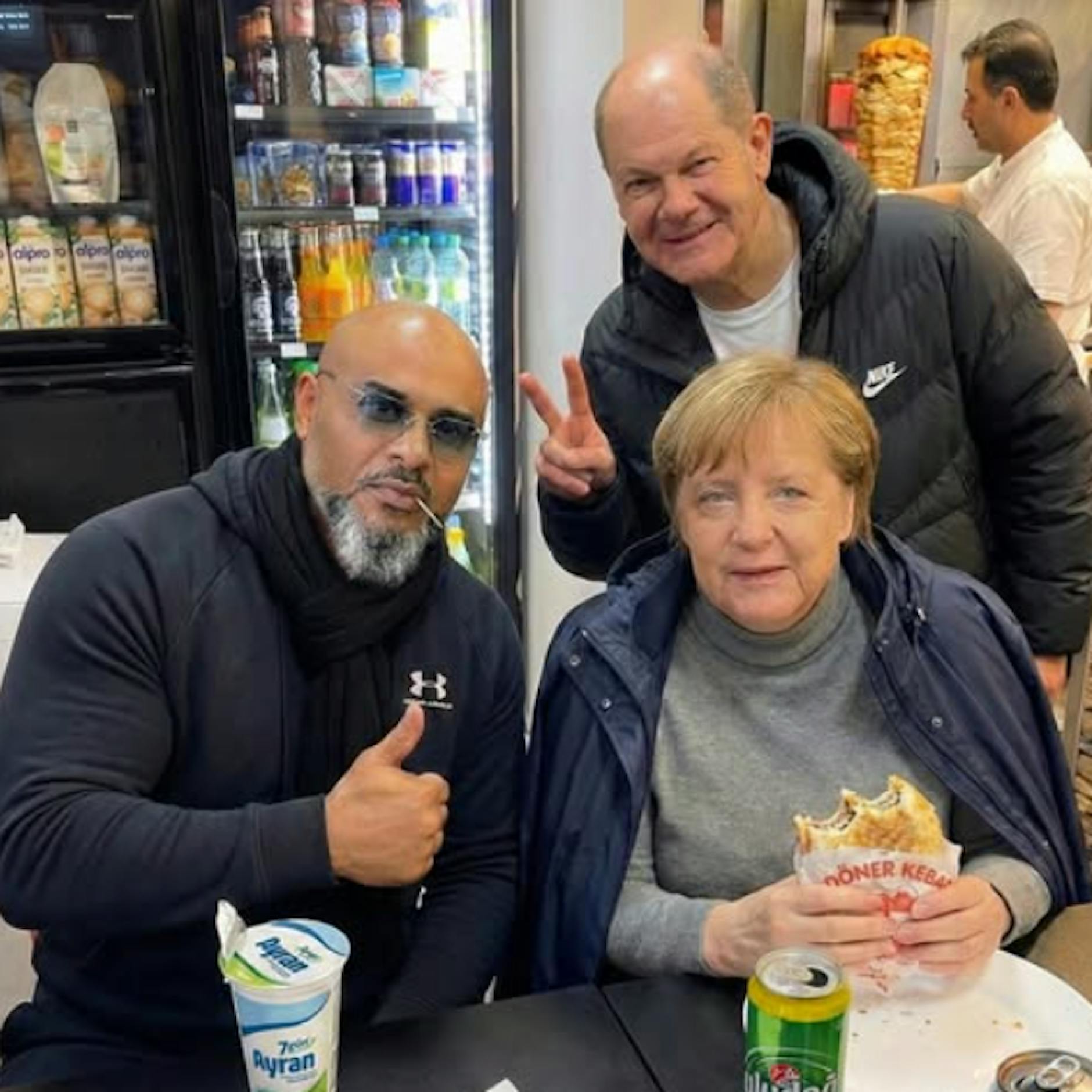 Angel Merkel und Olaf Scholz im Dönerladen mit Rapper Massiv