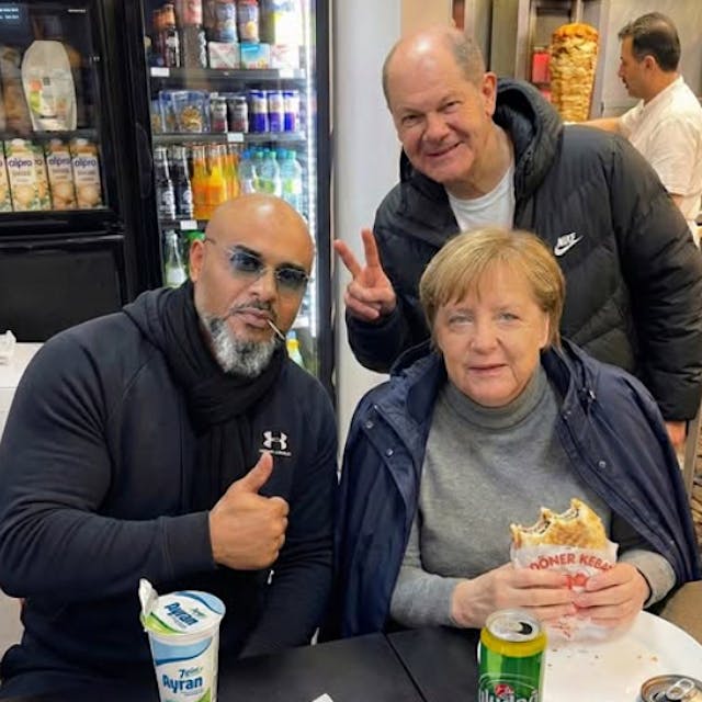 Angel Merkel und Olaf Scholz im Dönerladen mit Rapper Massiv