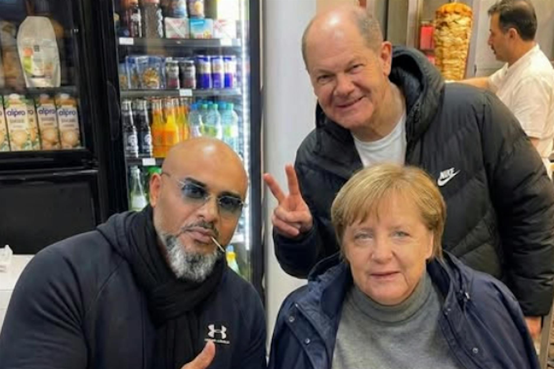 Angel Merkel und Olaf Scholz im Dönerladen mit Rapper Massiv