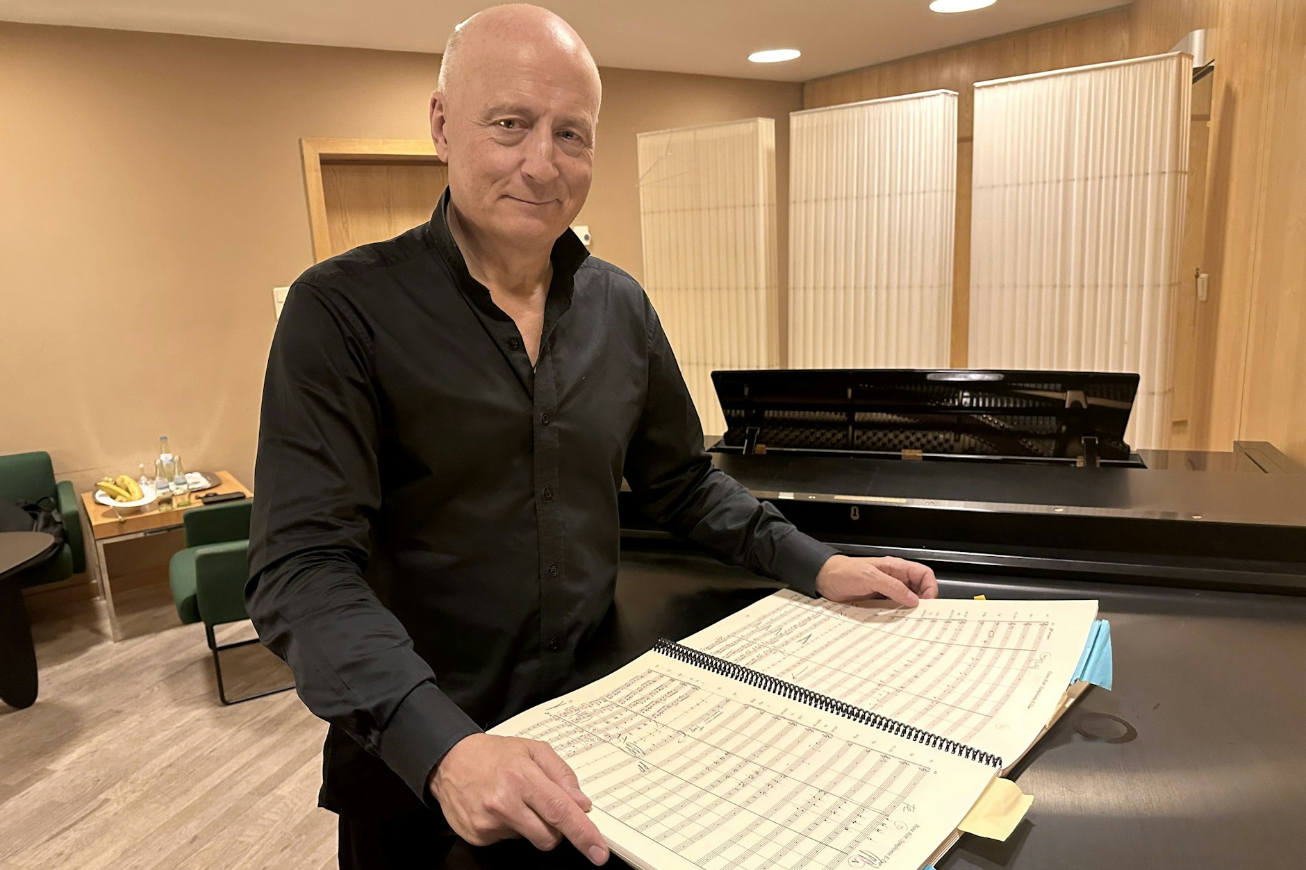Der Dirigent Paavo Järvi in der Berliner Philharmonie mit der Partitur von Hans Rotts Erster Symphonie.
