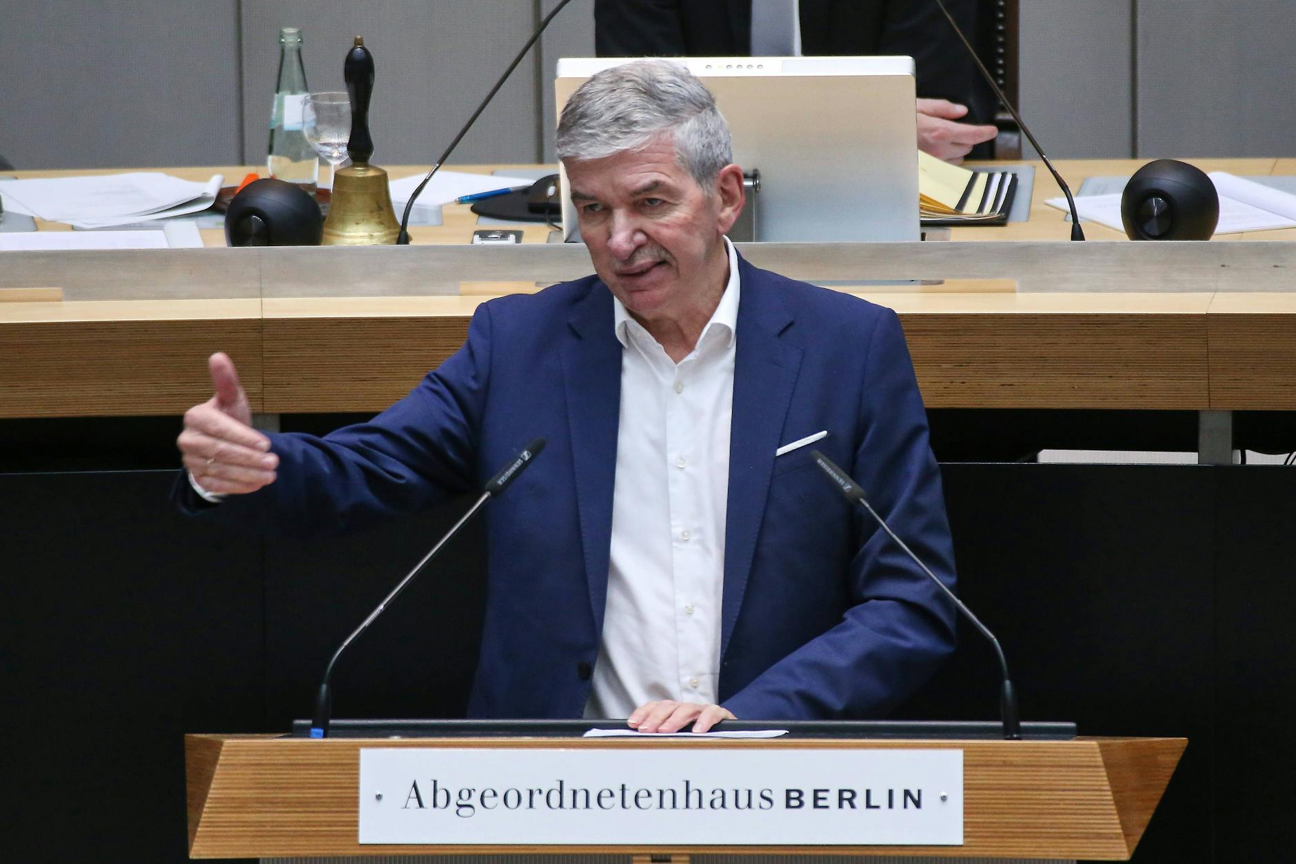 Der AfD-Abgeordnete Rolf Wiedenhaupt fordert Zugangssperren zur U-Bahn für mehr Sicherheit.