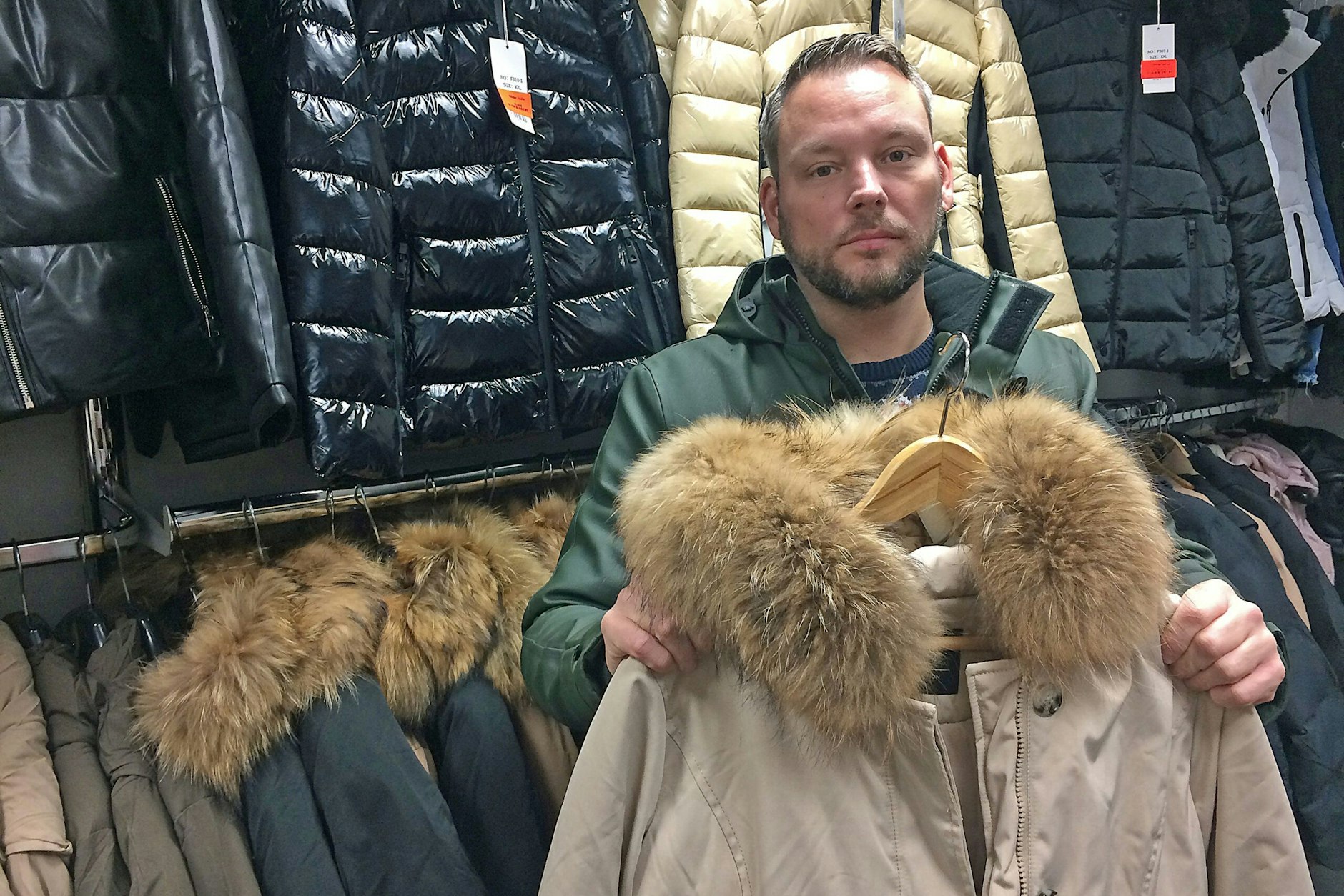 Tierschützer Stefan Klippstein findet in Hamburg einen falsch ausgezeichneten Marderhundfell. 