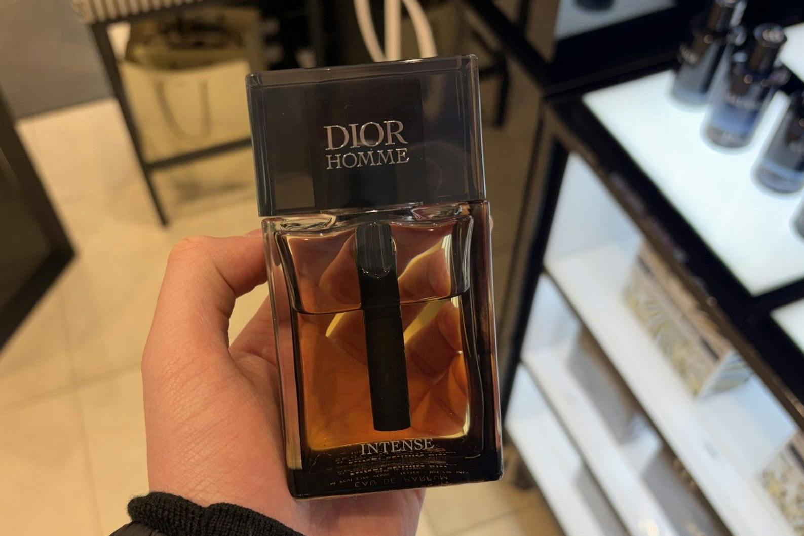 Dior Homme Intense erinnert an den Geruch von Lippenstift.
