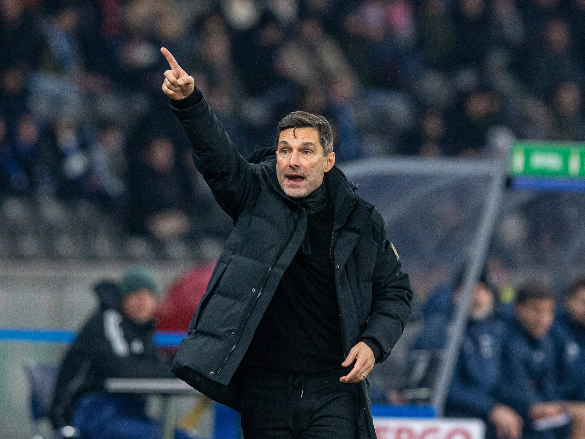 Hertha-Trainer Stefan Leitl zeigt es an. Auch in der Heimtabelle muss es endlich nach oben gehen.