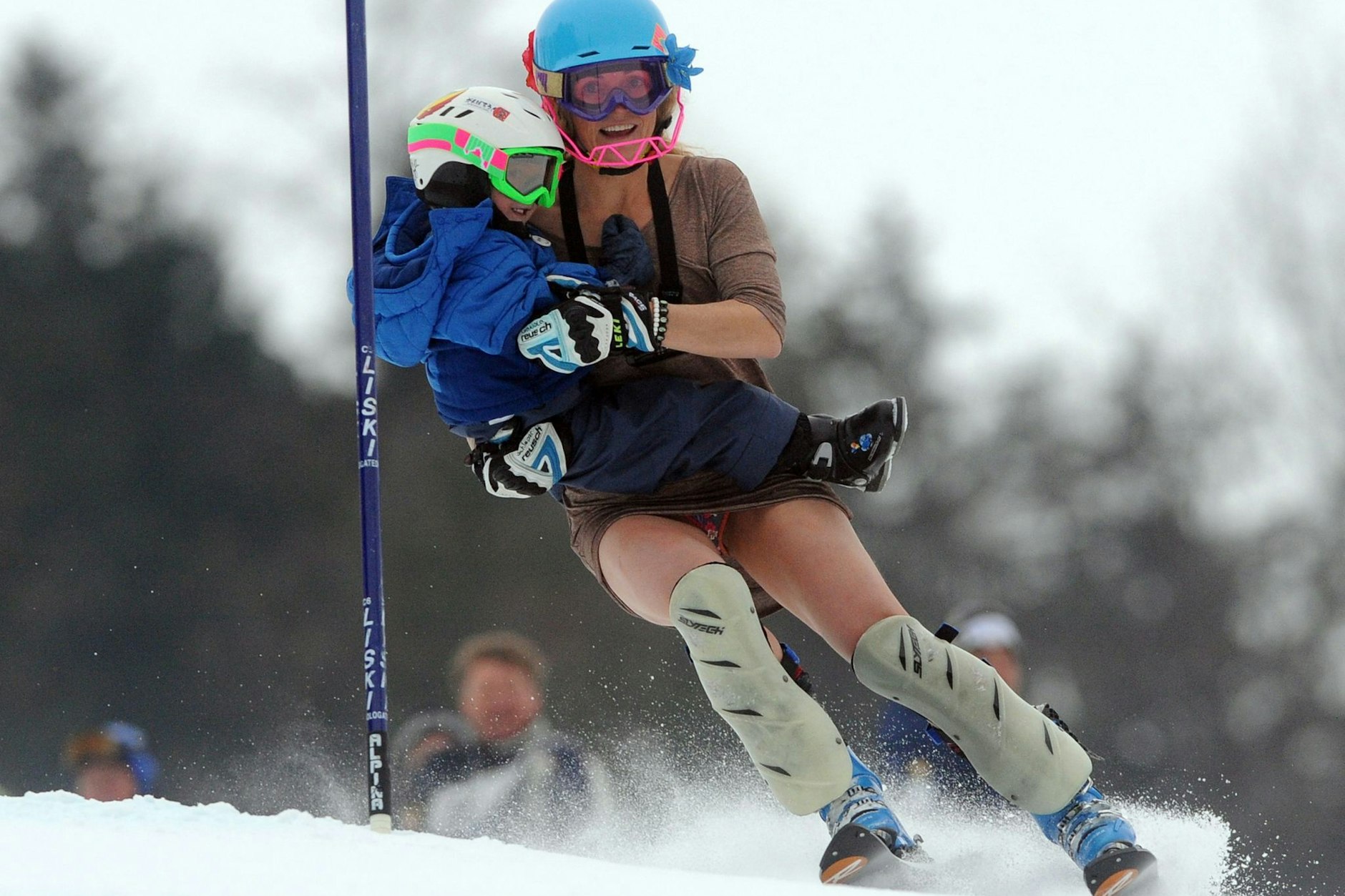 Sarah Schleper fährt am 29. Dezember 2011 mit ihrem damals drei Jahre alten Sohn die Piste beim alpinen Weltcup-Slalom in Lienz herunter. Jetzt starten beide bei den Olympischen Winterspielen in Italien.