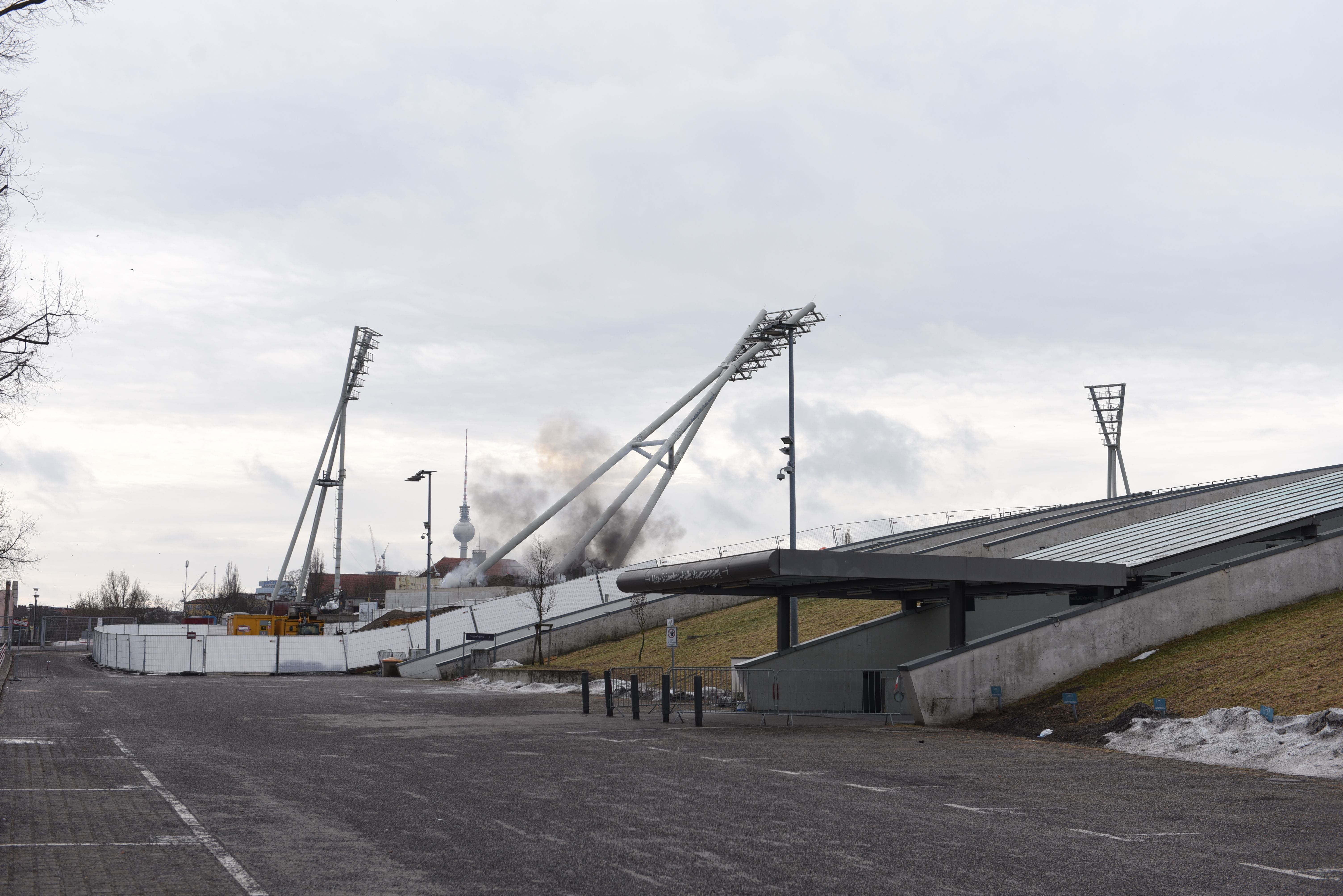 Flutlichttürme im Jahnsportpark mit lautem Knall gesprengt