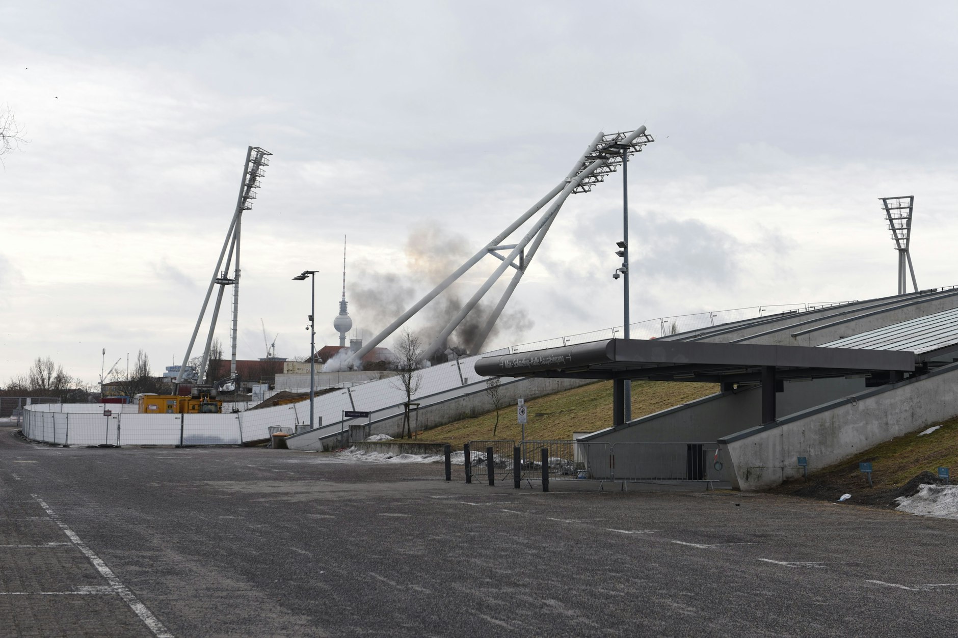 Gegen 11.30 Uhr fielen die beiden Flutlichtmasten in sich zusammen.