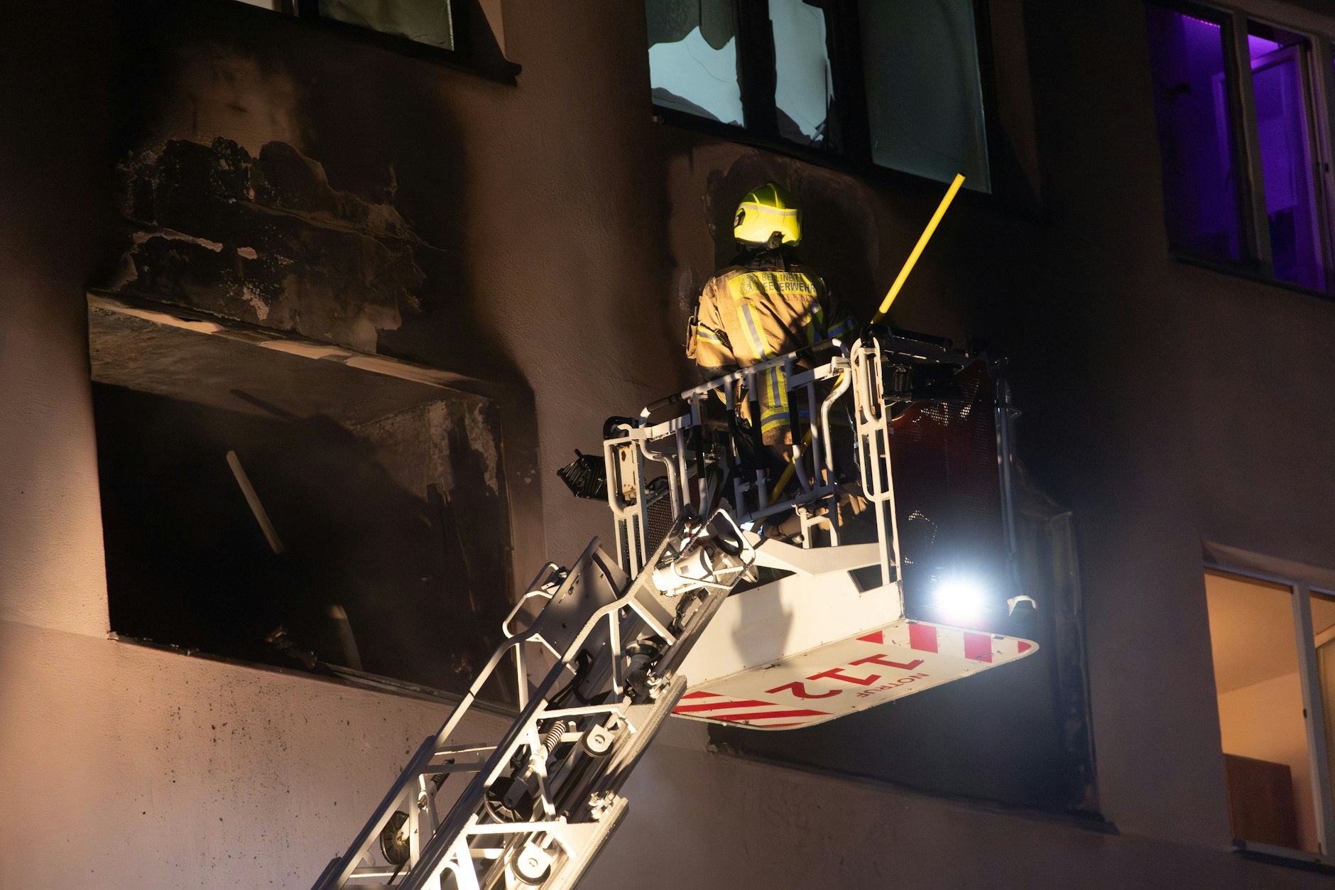 Das Feuer bricht gegen 20 Uhr aus. Dabei kommt ein Kind ums Leben.