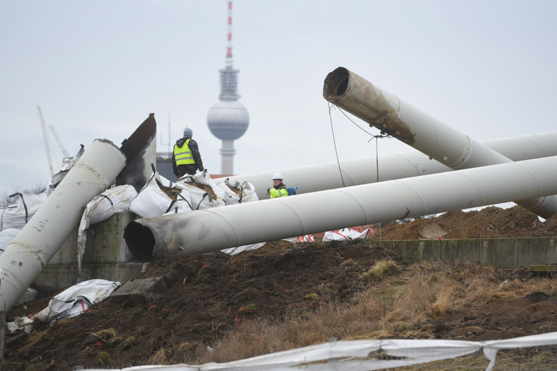 Das blieb von den zwei Masten im Jahnstadion übrig.