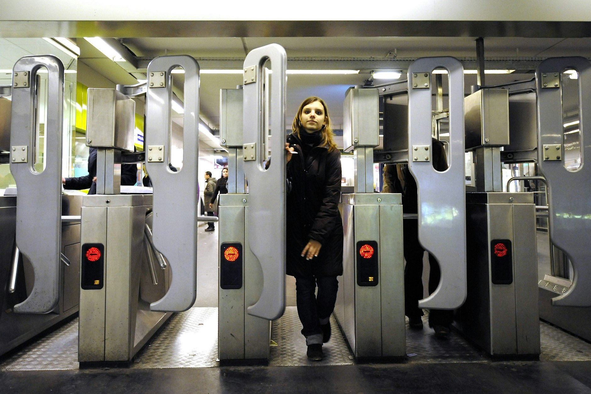 Das Vorbild: In der Pariser Metro müssen Fahrgäste mit ihrem Ticket die Zugangssperre passieren.