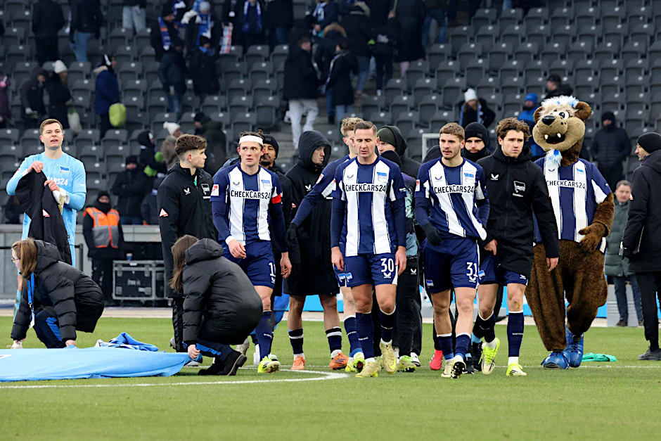 Enttäuschte Gesichter der Hertha-Profis nach einem Heimspiel. In dieser Saison gab es nur vier Siege im Olympiastadion.