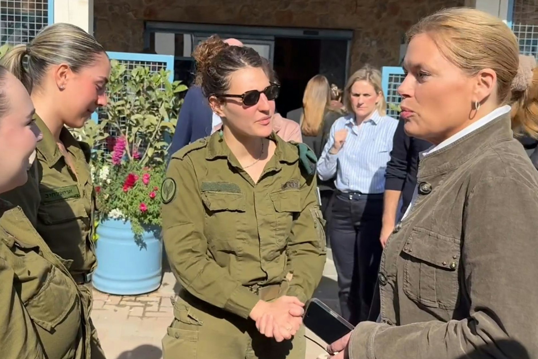 Das Bild aus einem Video zeigt Bundestagspräsidentin Julia Klöckner (r.) mit israelischen Soldatinnen vor ihrem Besuch im Gazastreifen.