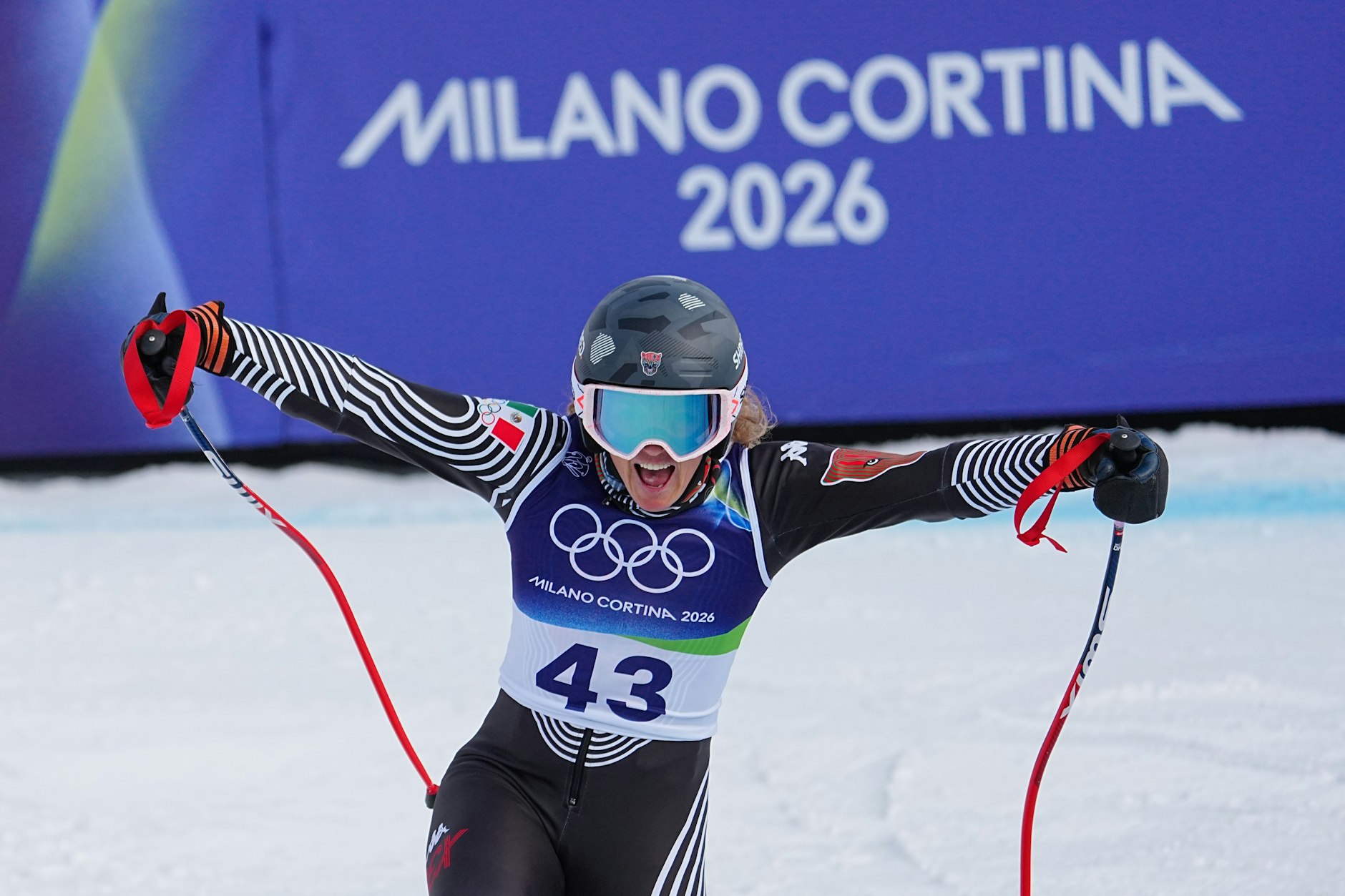 Skirennläuferin Sarah Schleper aus Mexiko jubelt nach dem Rennen im Super-G.