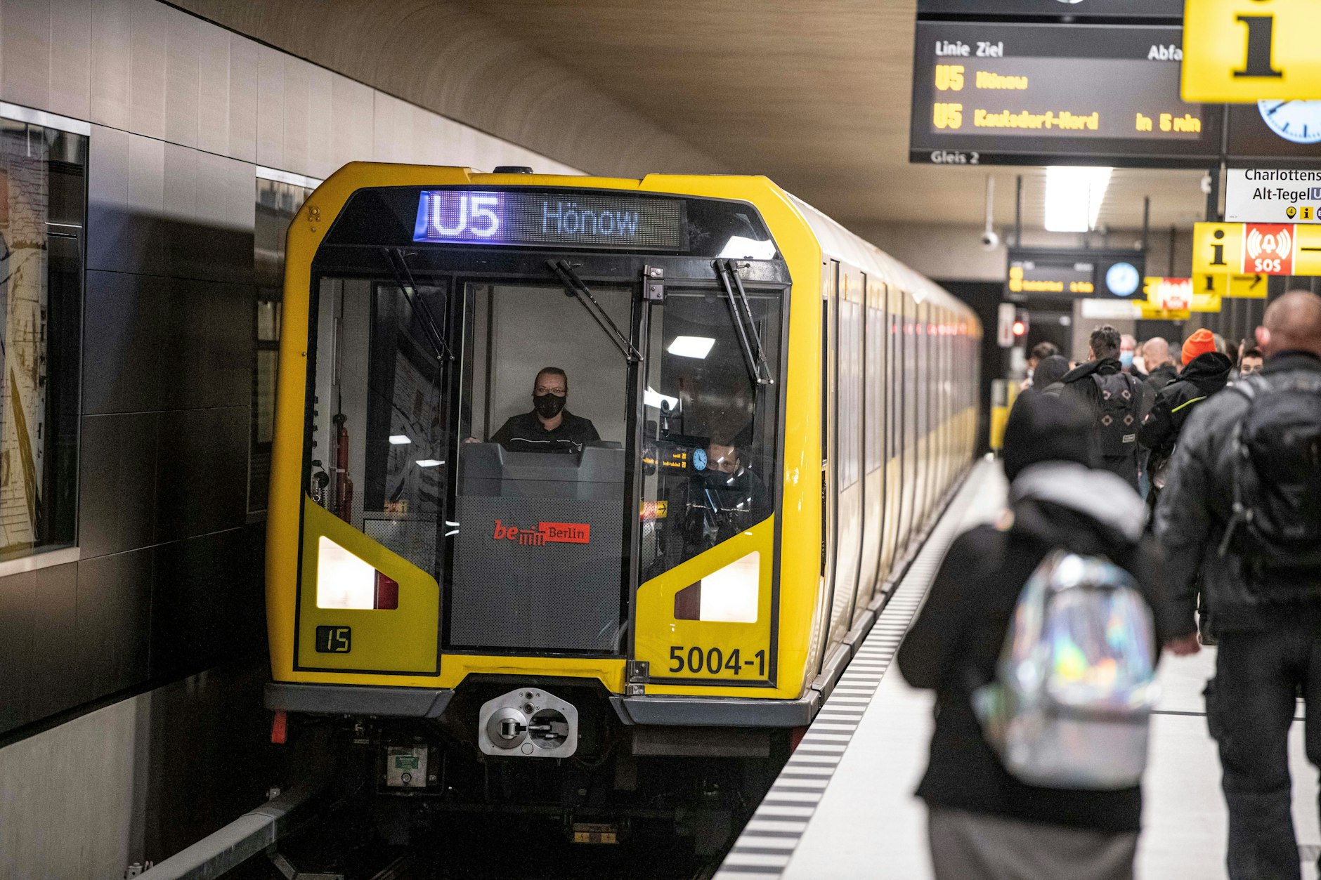 Eine U-Bahn der Linie 5 fährt in den U-Bahnhof Unter den Linden ein.