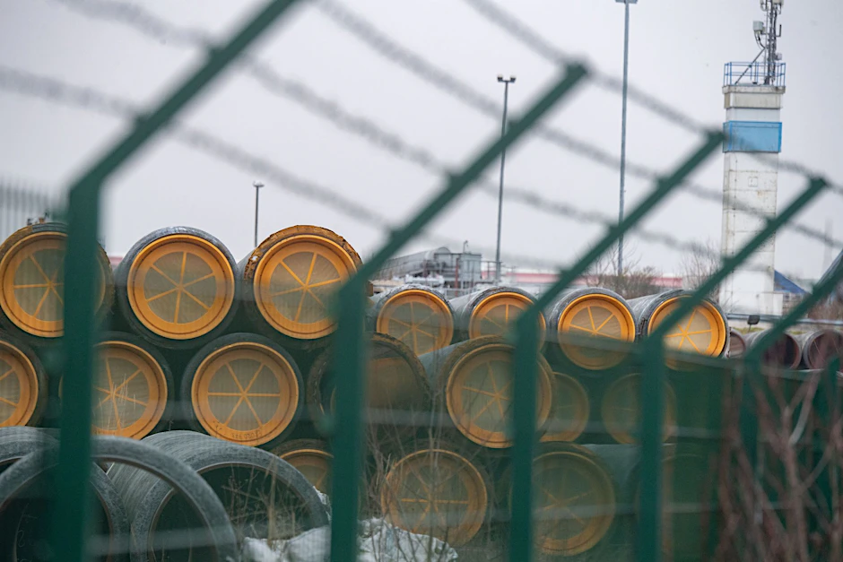 Nicht verbaute Rohre für die Ostsee-Gaspipeline Nord Stream 2 von Russland nach Deutschland werden im Februar 2023 auf dem Gelände des Hafens in der Gemeinde Sassnitz gelagert. Symbolbild. 