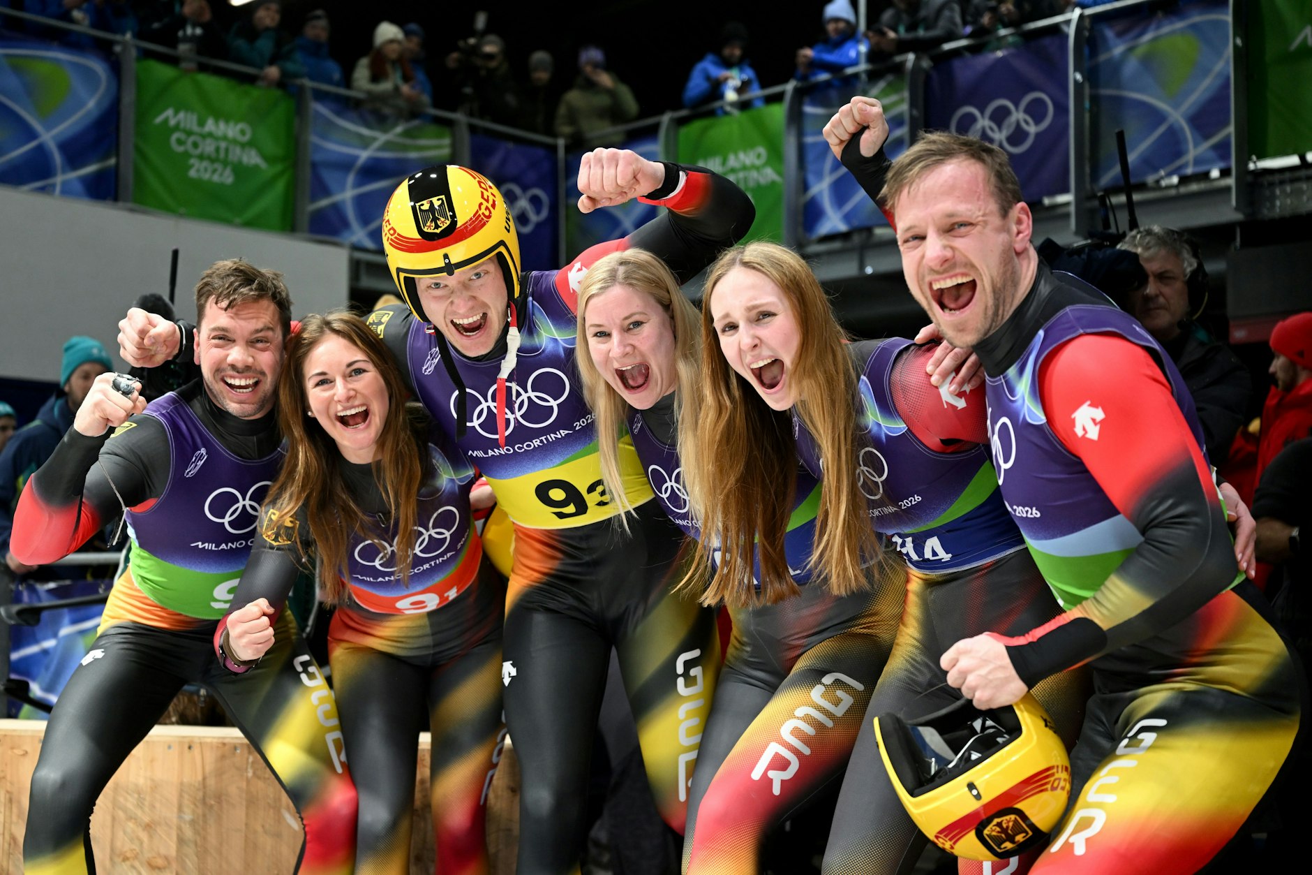 Tobias Wendl (l-r), Julia Taubitz, Max Langenhan, Dajana Eitberger, Magdalena Matschina und Tobias Arlt jubeln im Ziel über ihren Sieg.