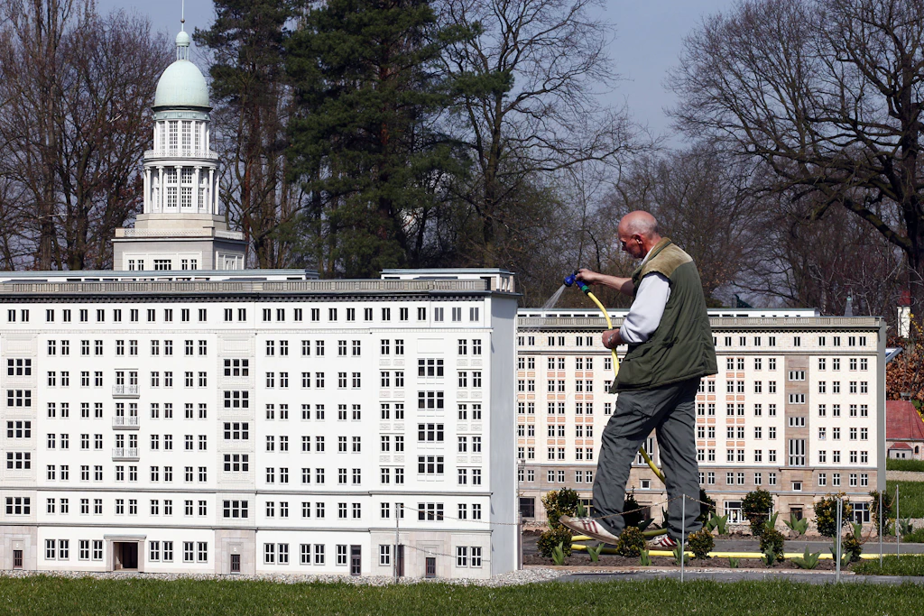 Ein Mitarbeiter bewässert die Pflanzen im Modellpark Berlin-Brandenburg – einem Miniaturpark in der Wuhlheide.