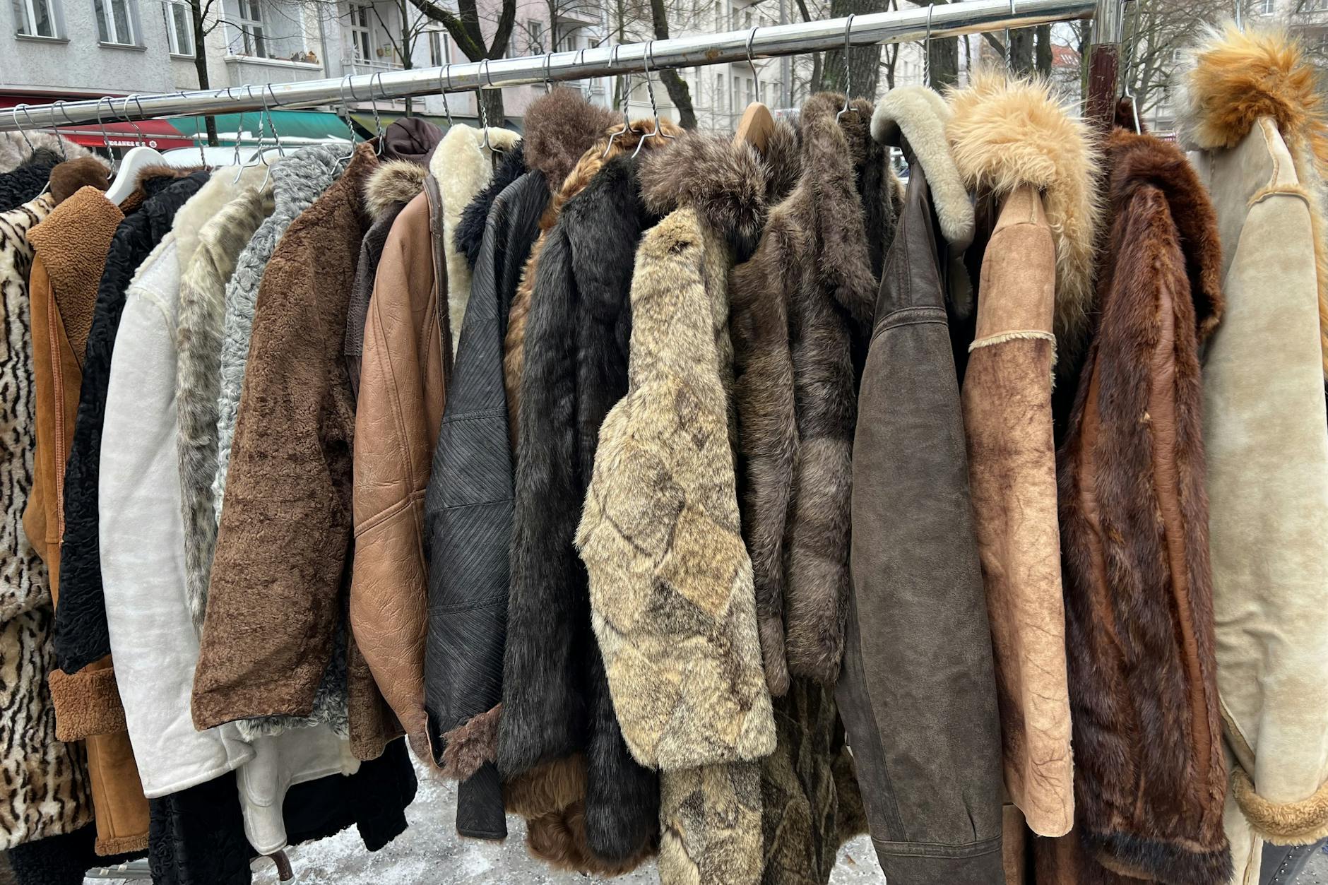 Der helle Mantel in der Mitte (6.v.r.) auf dem Boxhagener Platz könnte laut Stefan Klippstein ein alter Wolfs- oder Hundepelz-Mantel sein.