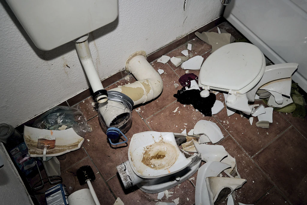 Habersaathstraße wird zum Horror: Mieter leben seit 100 Tagen ohne Warmwasser – Maskierte verwüsten…