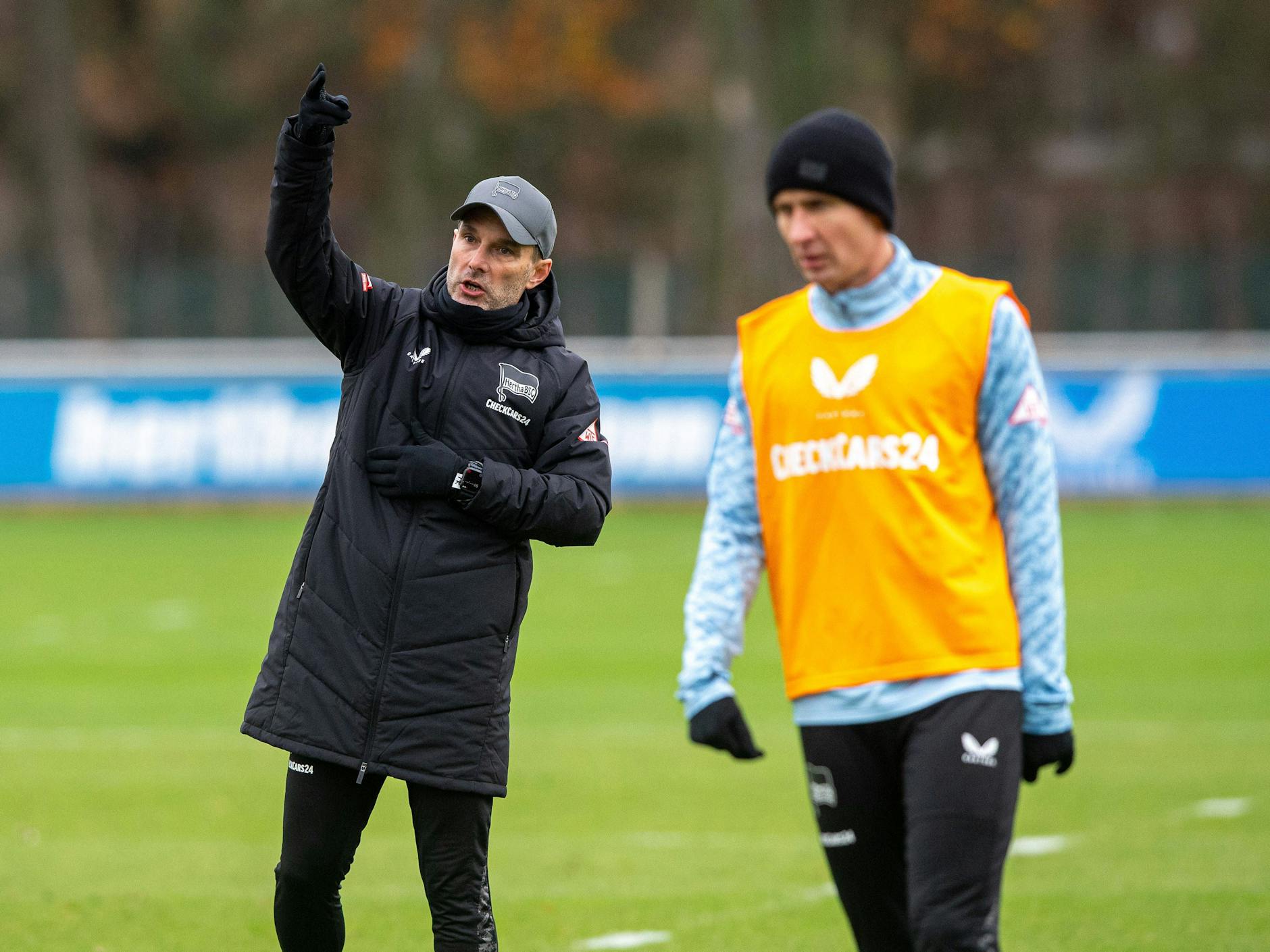 Hertha-Trainer Stefan Leitl im Gespräch mit seinem Mittelfeldstrategen Paul Seguin.