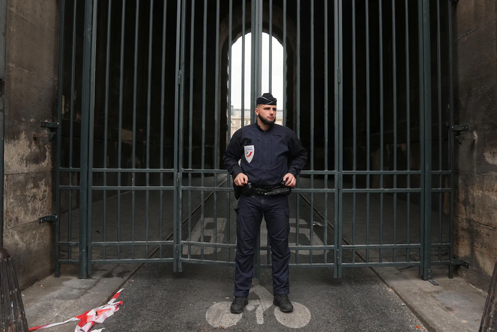 Razzia im Louvre: Millionenschaden durch gefälschte Eintrittskarten