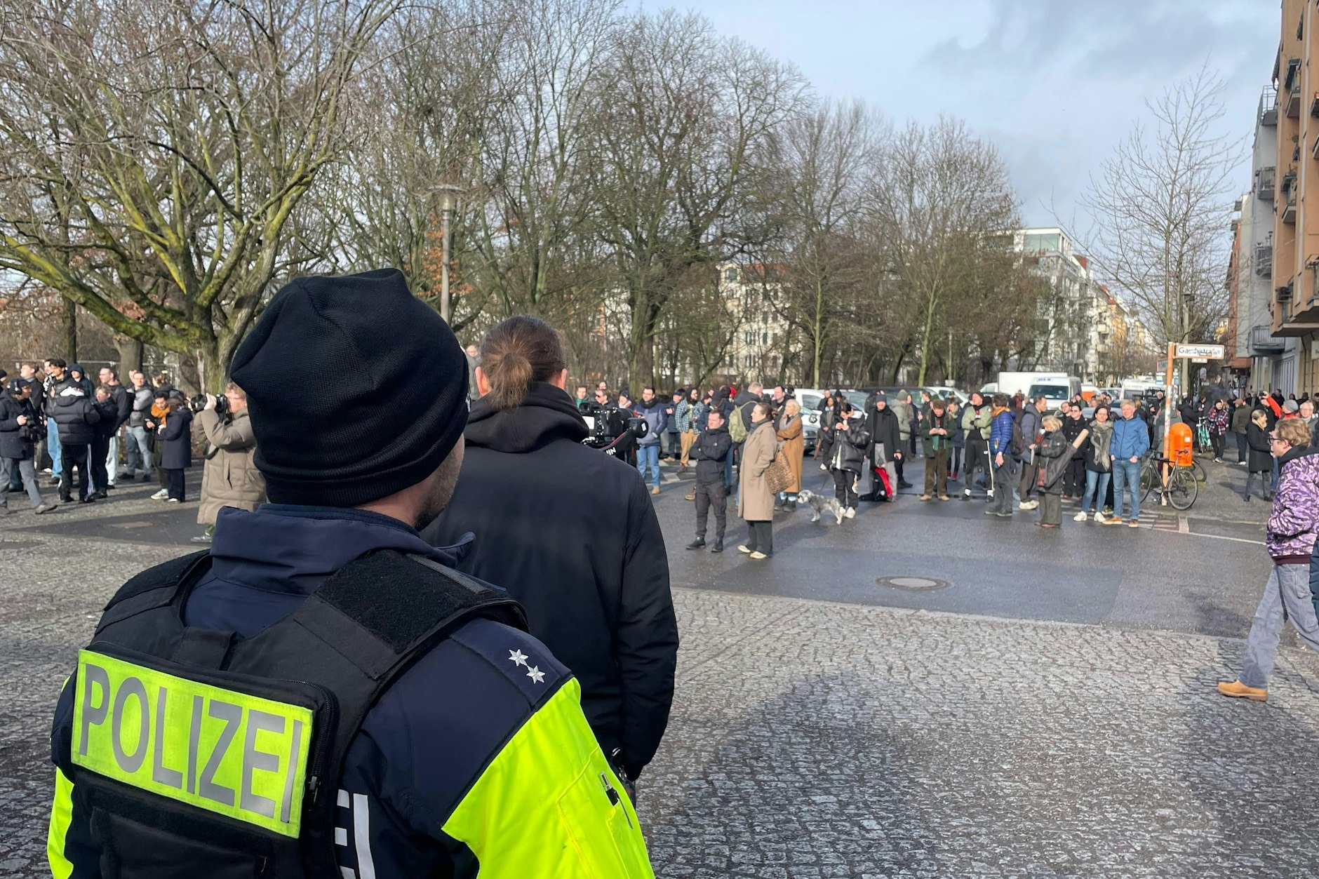 Es versammelten sich immer mehr Schaulustige vor der Sprengung am Jahnsportpark.