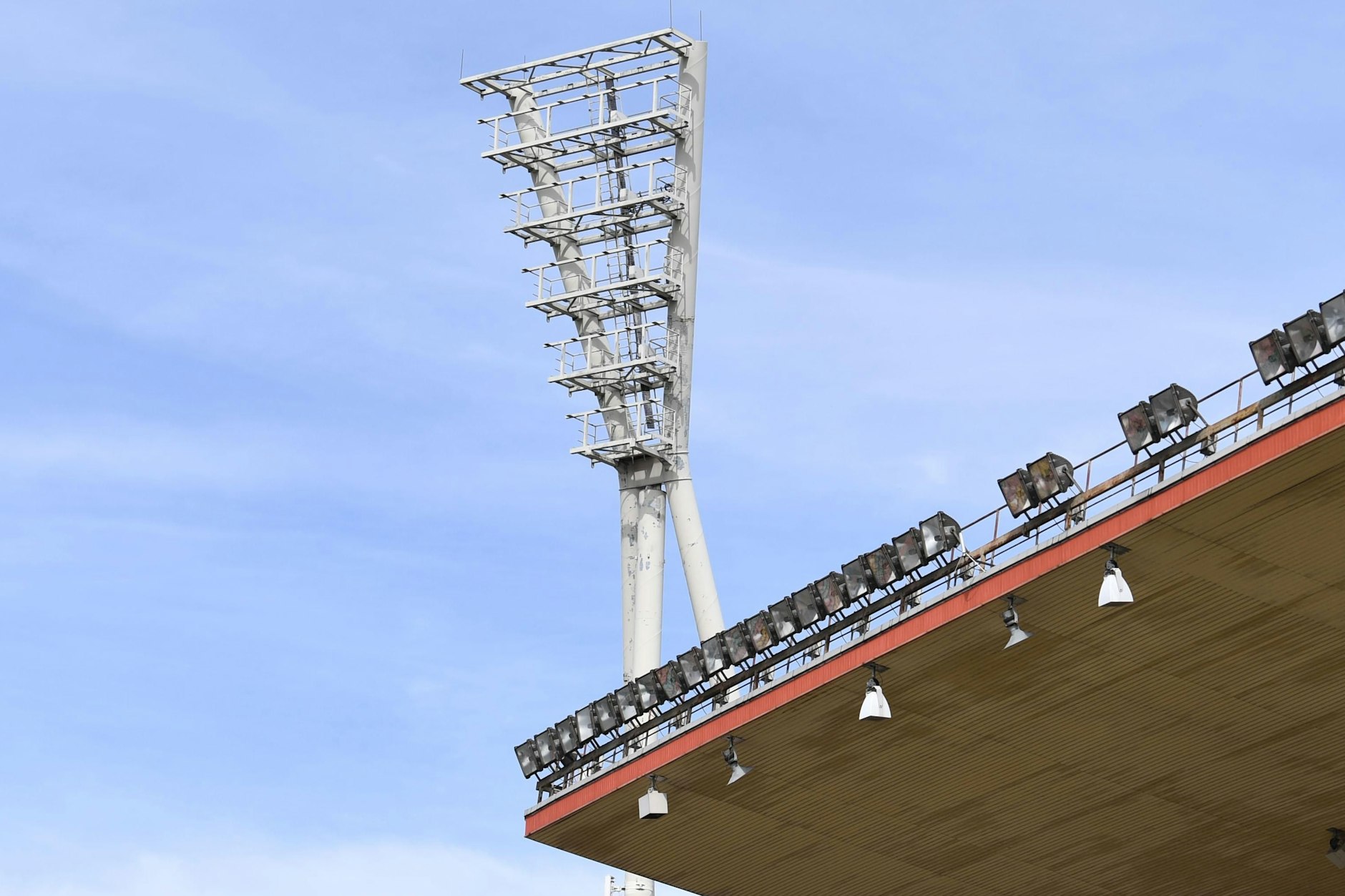 Ende der Flutlichtmasten: Am Donnerstag wird im Jahnsportpark ein Stück Geschichte gesprengt.
