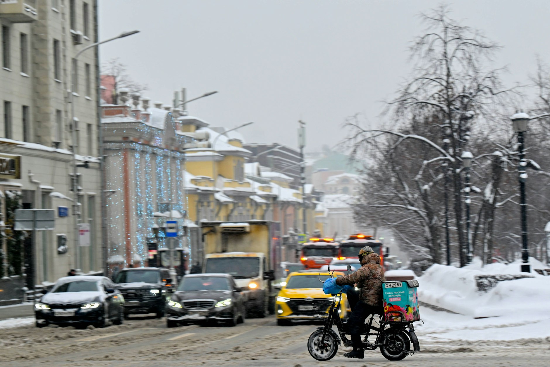 Autos stehen an einer Kreuzung in Moskau: Trotz Sanktionen gelangen offenbar weiterhin deutsche Fahrzeuge nach Russland.