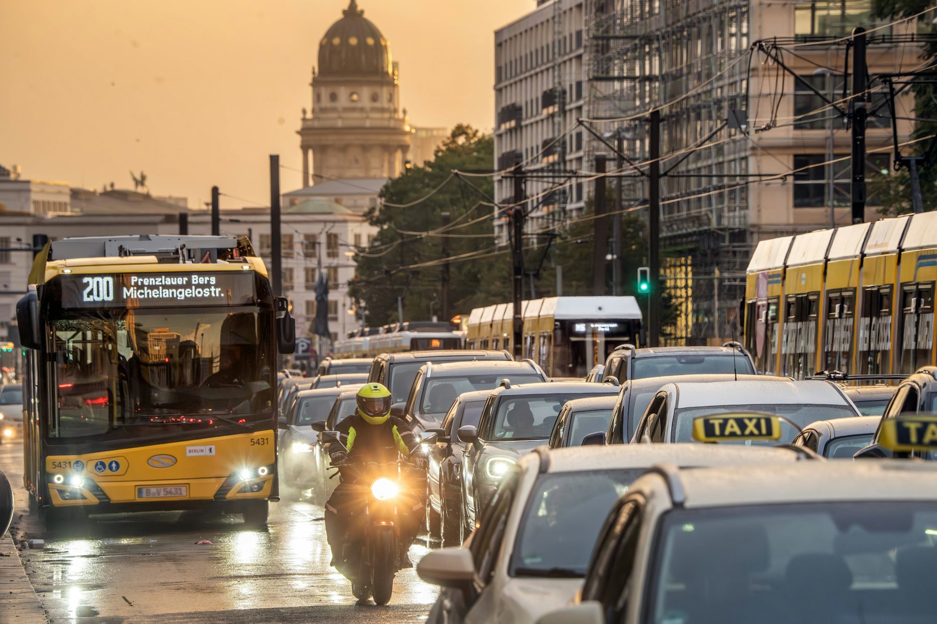 Dichter Verkehr auf der Karl-Liebknecht-Straße. Berliner wollen nach wie vor Autofahren lernen.