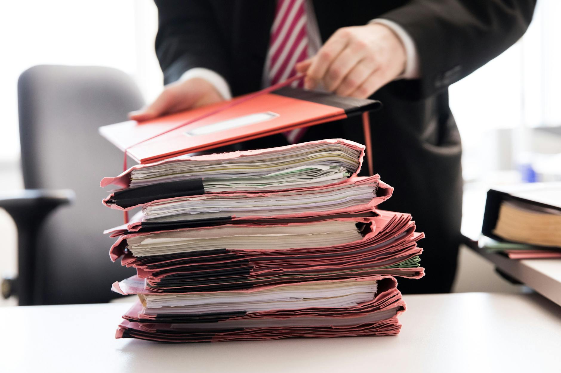 Ein wegen Vergewaltigung verurteilter Mann ist nach einer Justizpanne frei.