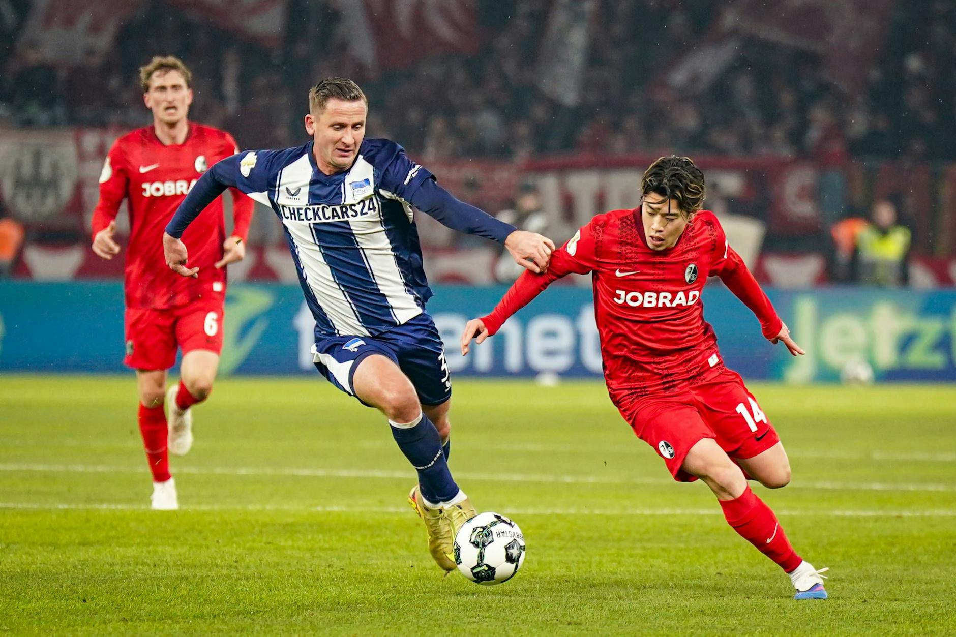 Herthas Mittelfeldboss Paul Seguin im Laufduell mit Freiburgs Yuito Suzuki. Sonnabend zieht er wieder die Strippen gegen Hannover 96.