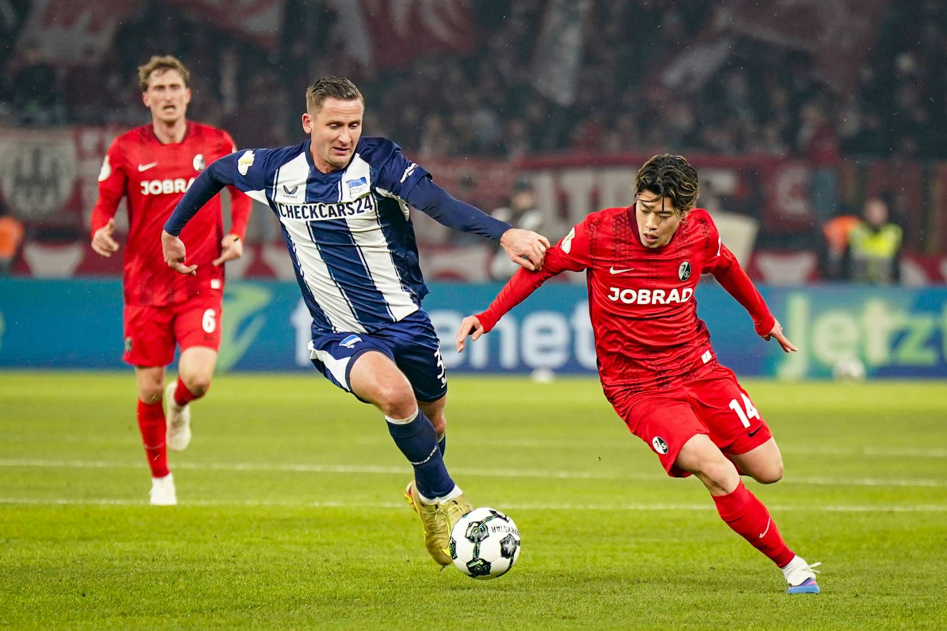 Herthas Mittelfeldboss Paul Seguin im Laufduell mit Freiburgs Yuito Suzuki. Sonnabend zieht er wieder die Strippen gegen Hannover 96.