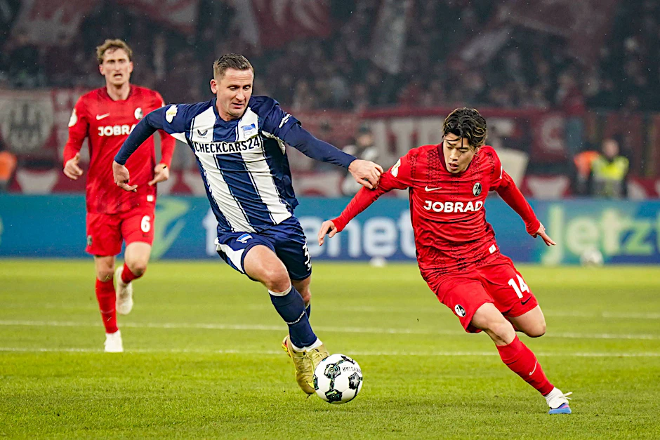 Herthas Mittelfeldboss Paul Seguin im Laufduell mit Freiburgs Yuito Suzuki. Sonnabend zieht er wieder die Strippen gegen Hannover 96.
