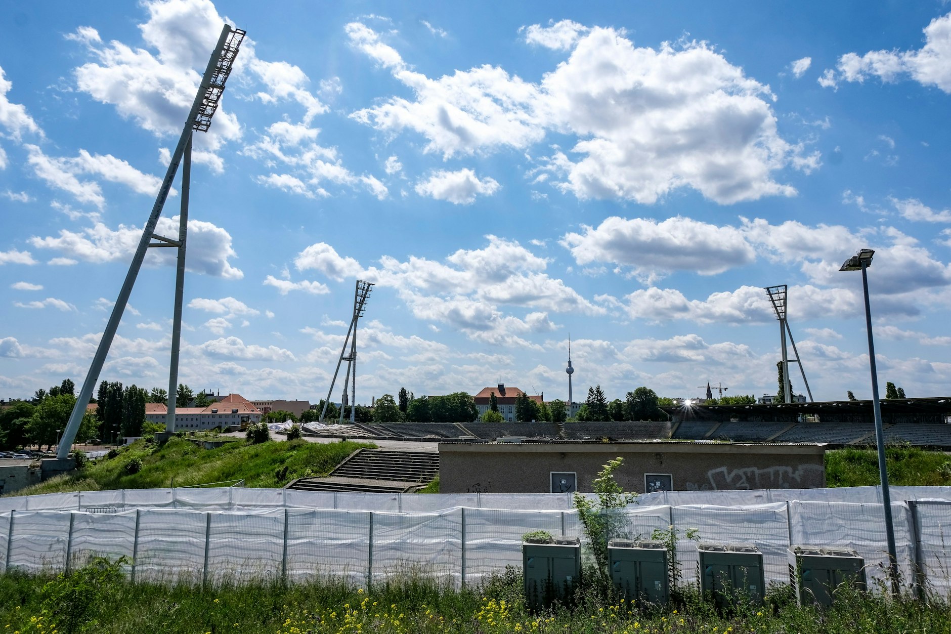 Zwei Flutlichtmasten werden am Donnerstag im Jahnsportpark gesprengt.