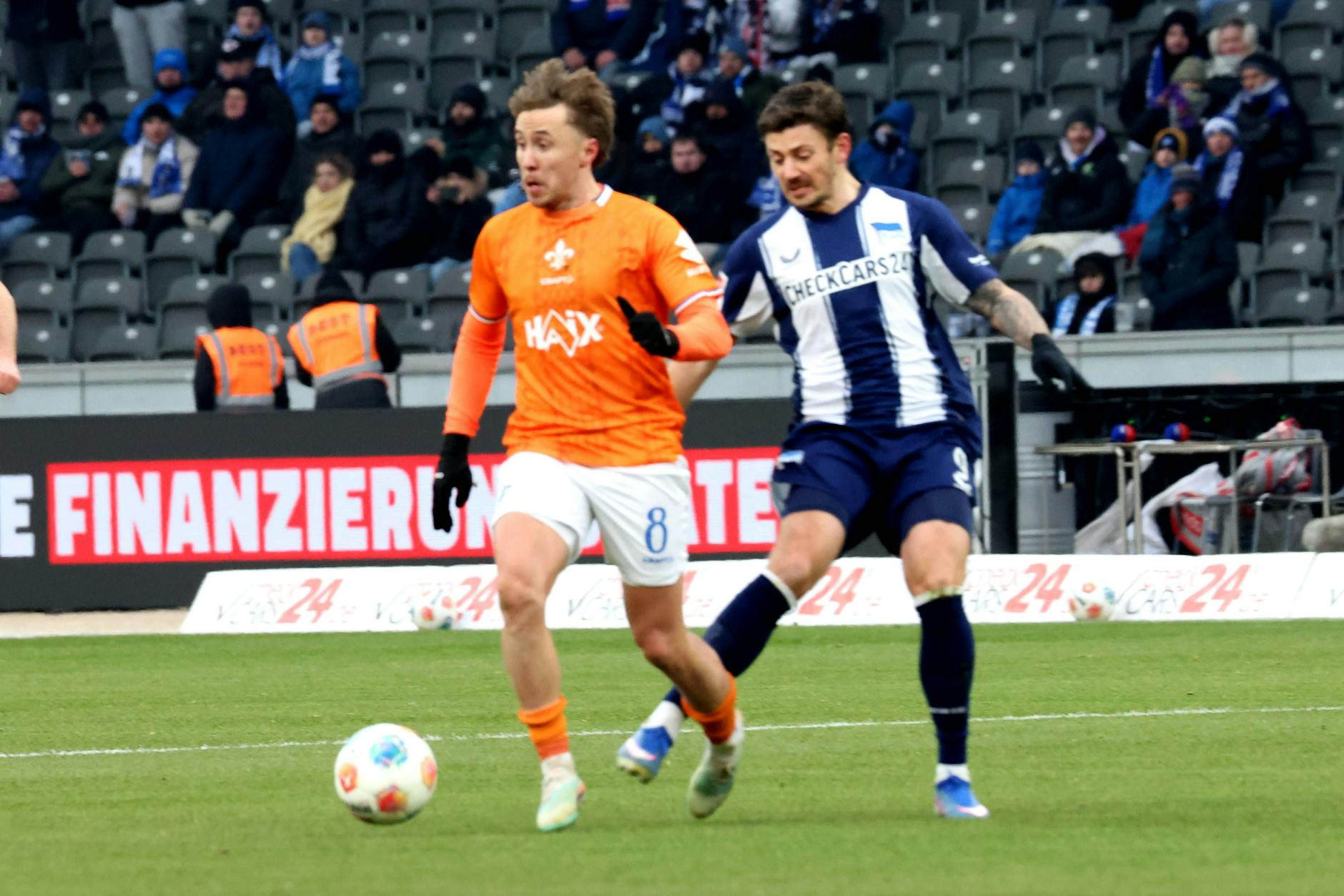 Bei Herthas 2:2 gegen Darmstadt stellte Stürmer Dawid Kownacki bei einem taktischen Foul Gegenspieler Luca Marseiler ein Bein. Der DFB sieht darin eine Tätlichkeit.