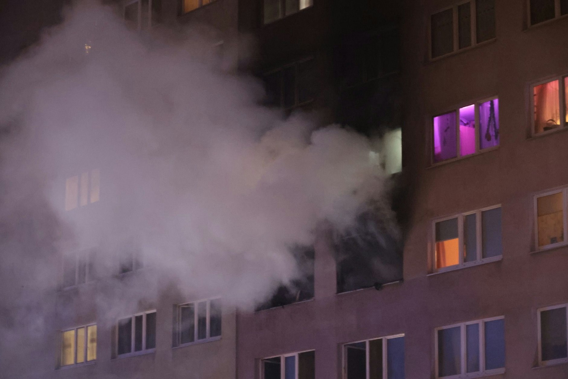 Als die Rettungskräfte eintrafen, stand eine Wohnung in der dritten Etage des Hochhauses in Flammen.