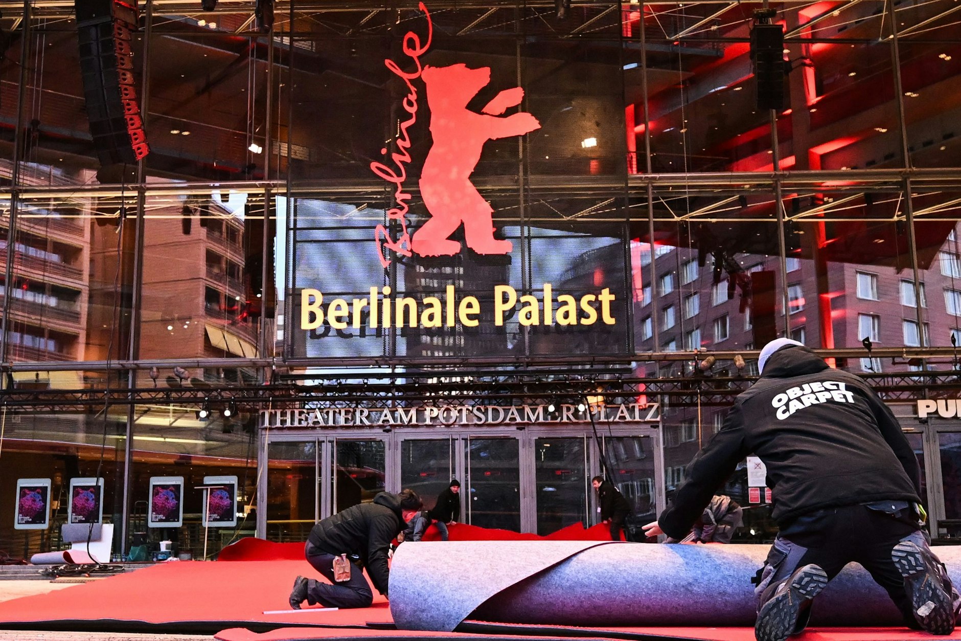Am Berlinale-Palast rollen Mitarbeiter am Potsdamer Platz den roten Teppich aus, die Berlinale ist in den Startlöchern.