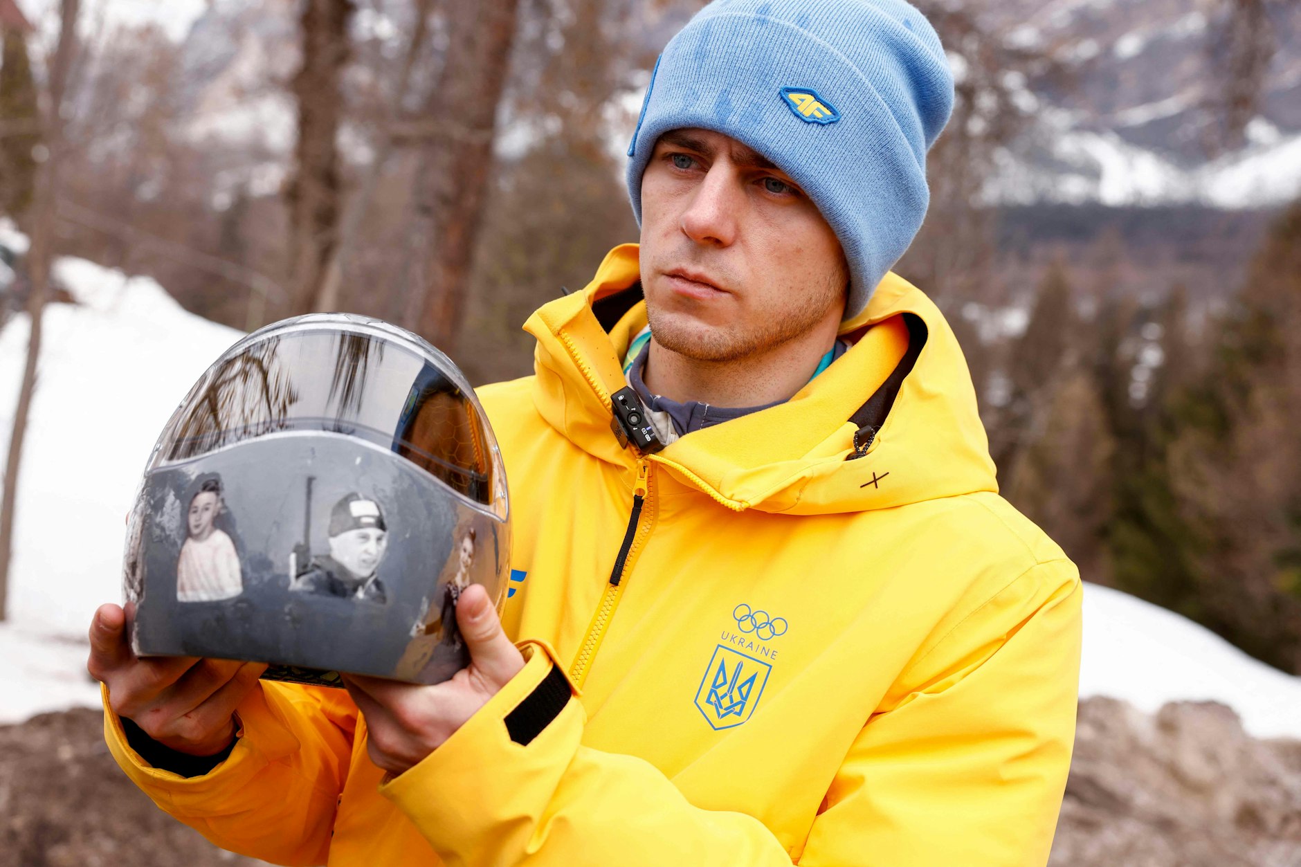 Wladyslaw Heraskewytsch mit seinem Helm, auf dem im Krieg getötete ukrainische Sportler abgebildet sind. Der Skeleton-Pilot wurde bei den Winterspielen in Mailand-Cortina disqualifiziert, nachdem er sich weigerte, das vom IOC als politische Botschaft gewertete Motiv zu entfernen.