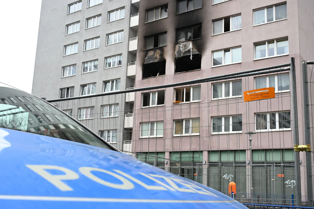 Friedrichsfelde: Nach Hochhausbrand verspricht Wohnungsgesellschaft schnelle Hilfe