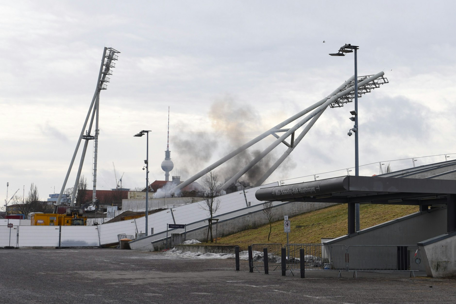 Hier fallen die beiden Flutlichmasten im Jahnstadion.