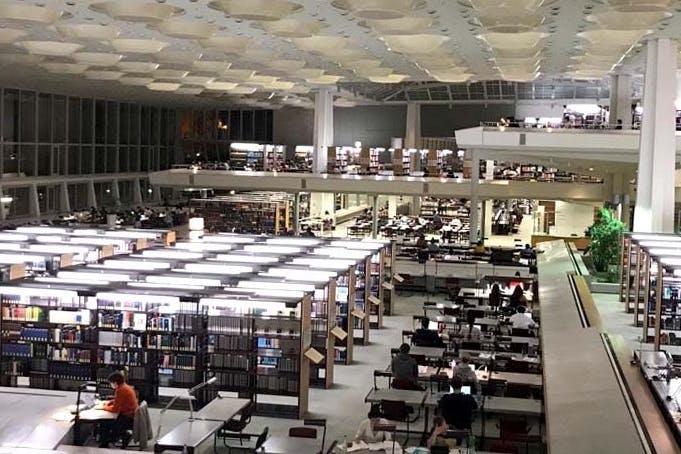Der Lesesaal der Staatsbibliothek zu Berlin, Haus Potsdamer Straße mit seinen 900 Plätzen. Sie sind am schwersten zu ersetzen.