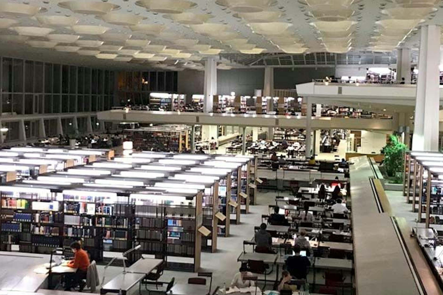 Der Lesesaal der Staatsbibliothek  zu  Berlin, Haus  Potsdamer  Straße mit seinen 900 Plätzen. Sie sind am schwersten zu ersetzen.