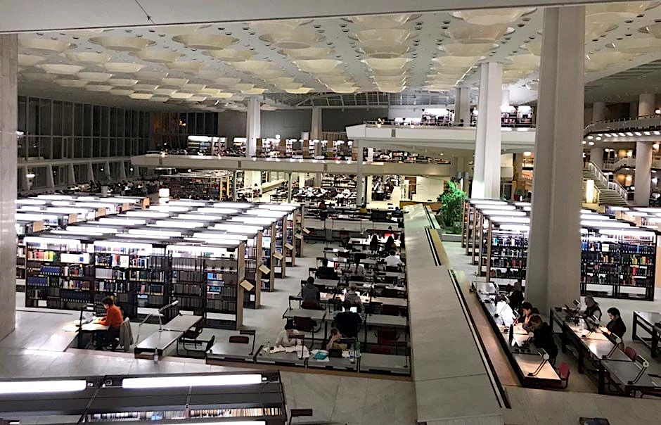 Der Lesesaal der Staatsbibliothek  zu  Berlin, Haus  Potsdamer  Straße mit seinen 900 Plätzen. Sie sind am schwersten zu ersetzen.