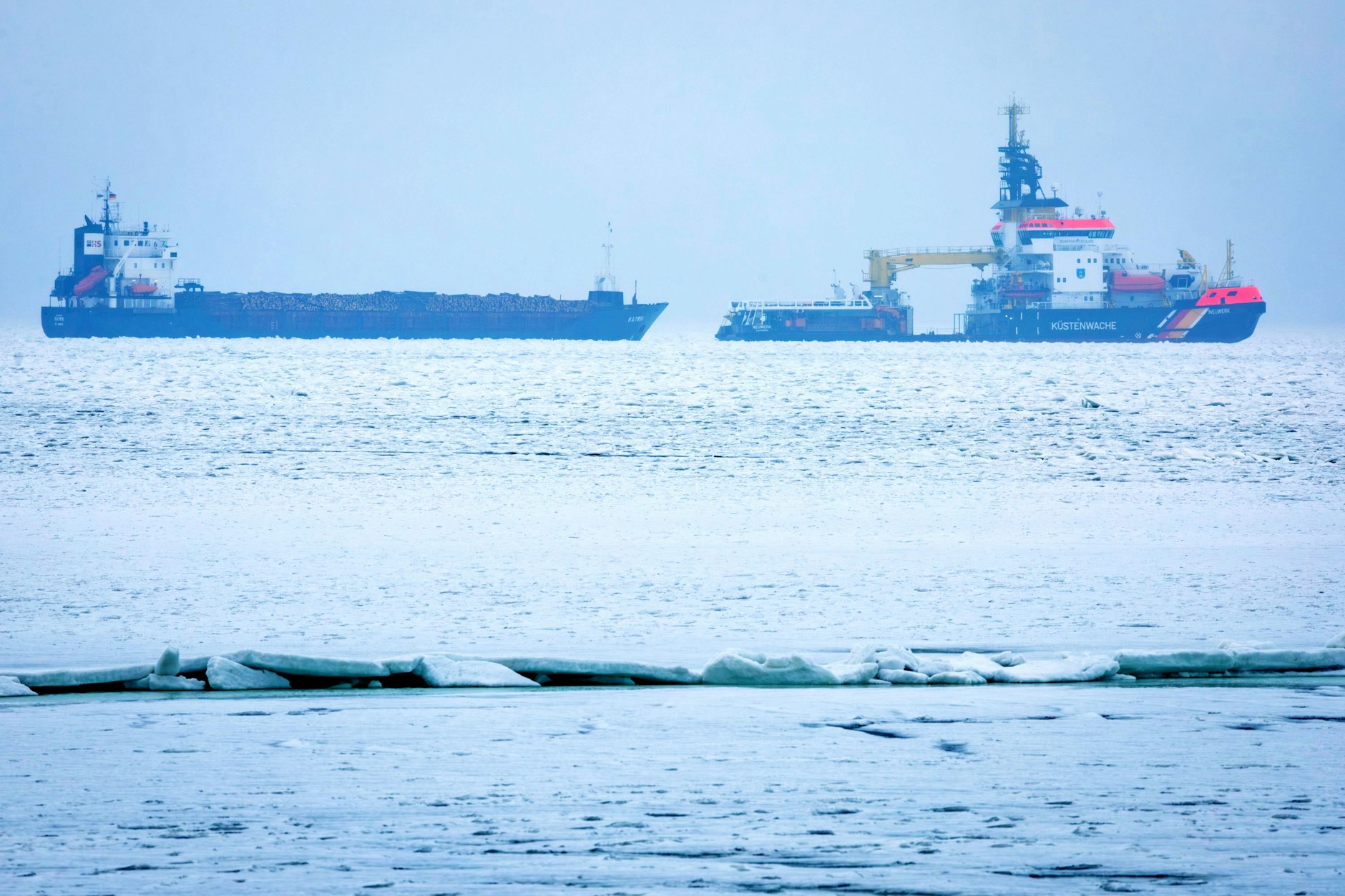 Der Eisbrecher „Neuwerk“ bricht am Donnerstag auf der Ostsee vor Rügen bei Nebelwetter die Fahrrinne für LNG-Tanker auf.