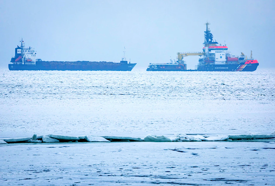 Der Eisbrecher „Neuwerk“ bricht am Donnerstag auf der Ostsee vor Rügen bei Nebelwetter die Fahrrinne für LNG-Tanker auf.