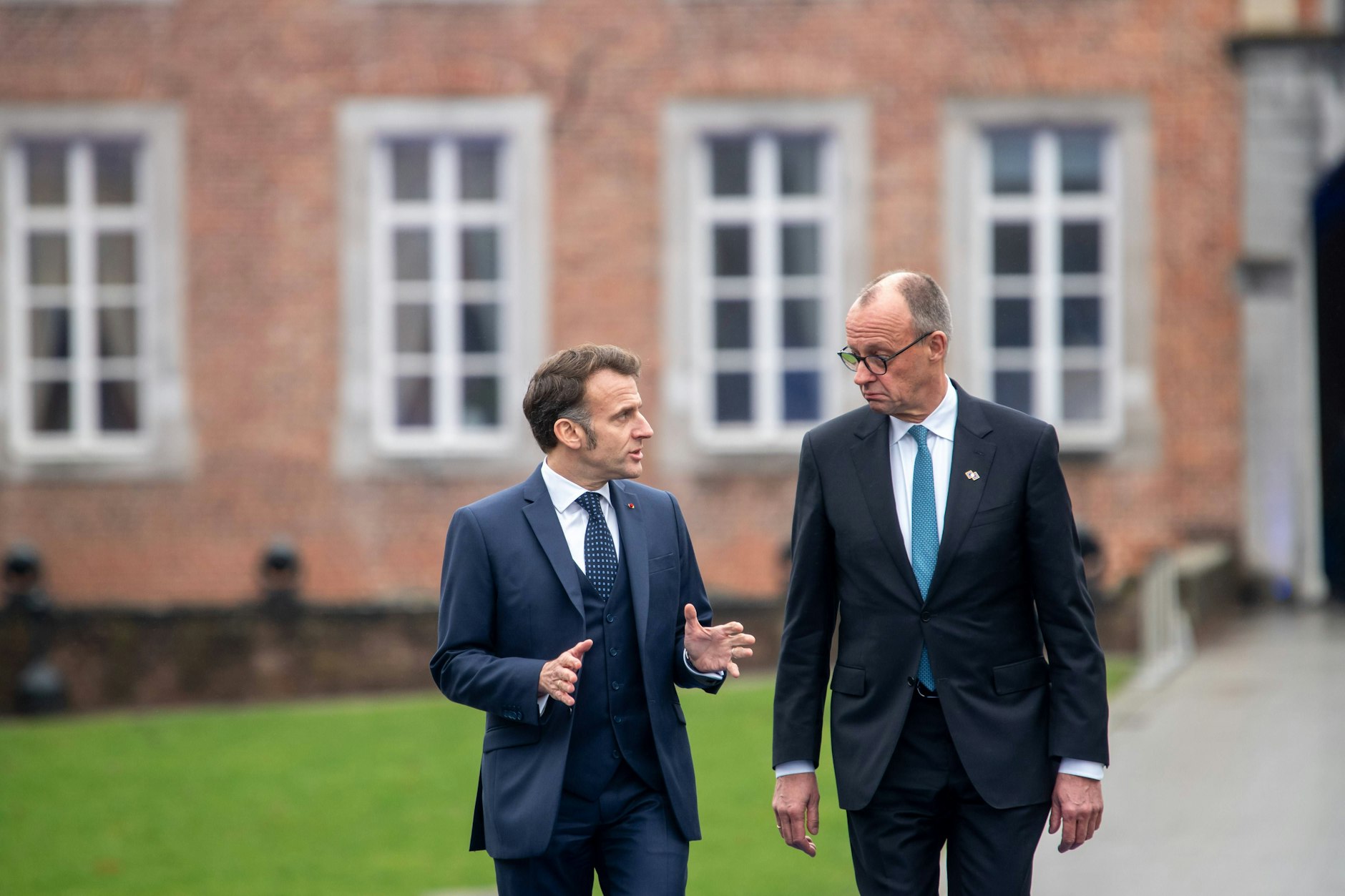 Friedrich Merz und Emmanuel Macron treten in Alden Biesen gemeinsam vor die Presse. Beim Thema Wettbewerbsfähigkeit bemüht um Geschlossenheit, in zentralen Fragen jedoch weiter uneins.